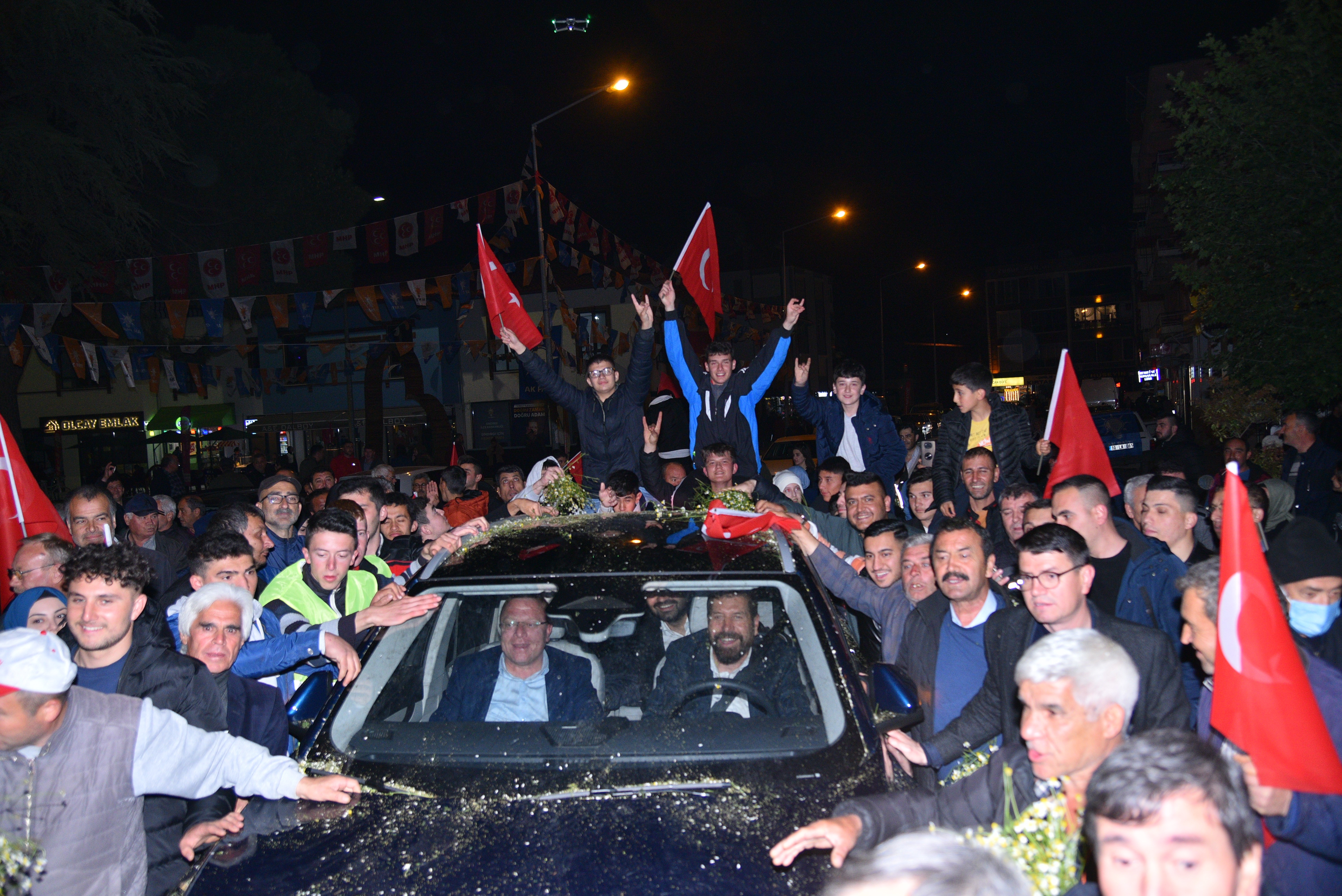 Türkiye’nin milli gururu Togg Balıkesir’in Sındırgı ilçesinde binlerce vatandaş tarafından coşkuyla karşılandı.