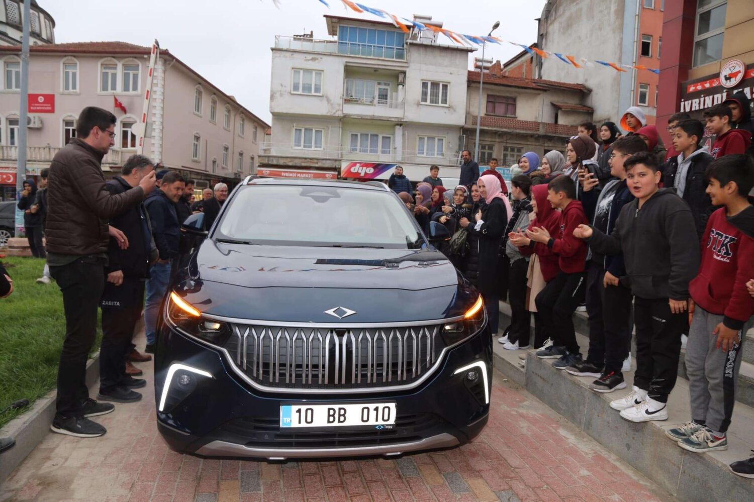 Balıkesir İvrindi Belediyesi önünde düzenlenen etkinlikle İvrindi halkına tanıtılan Türkiye