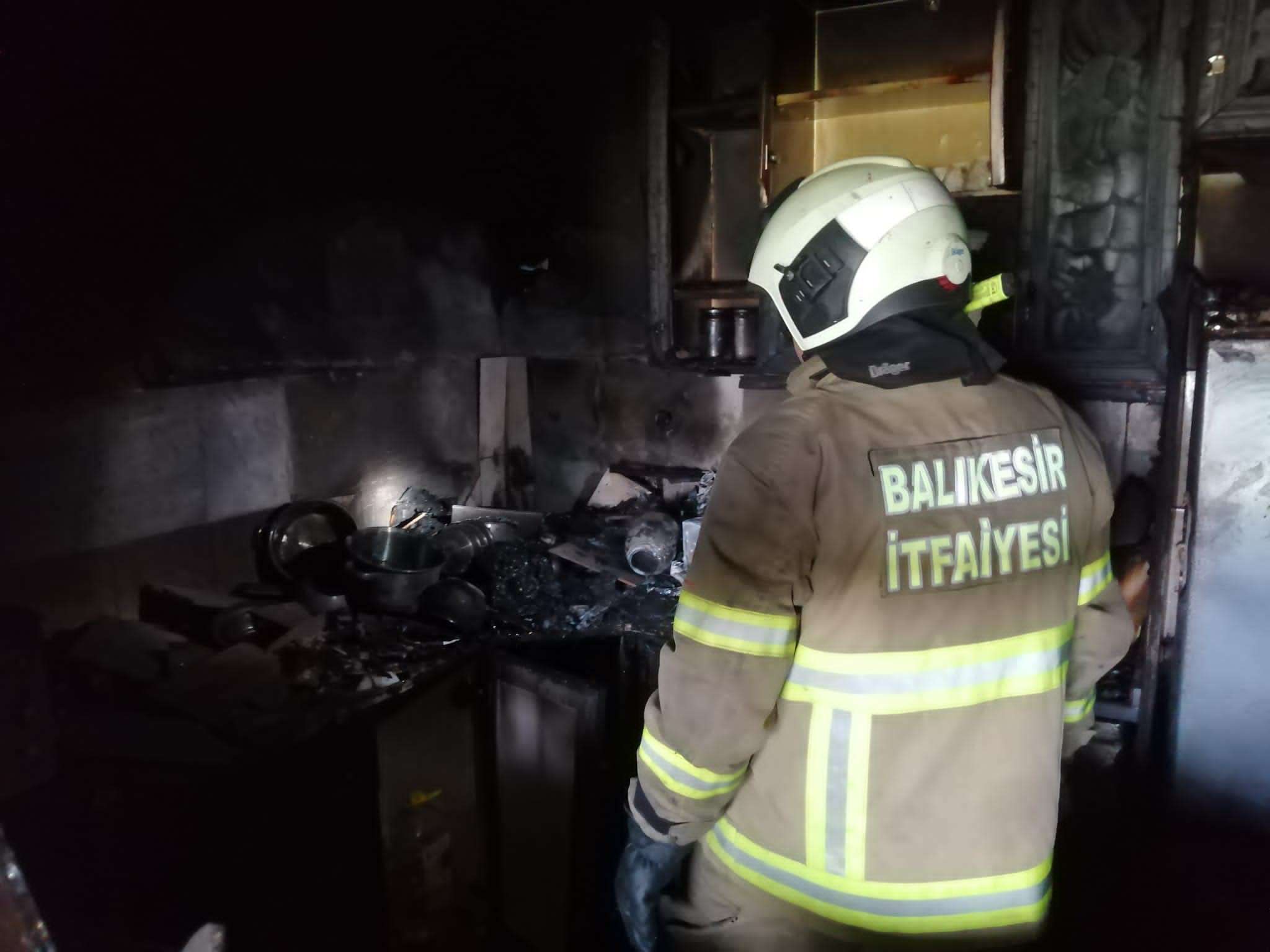 Balıkesir'in Gönen ilçesi Karşıyaka Mahallesi'nde çıkan yangında can kaybı yaşanmazken maddi hasar meydana geldi.