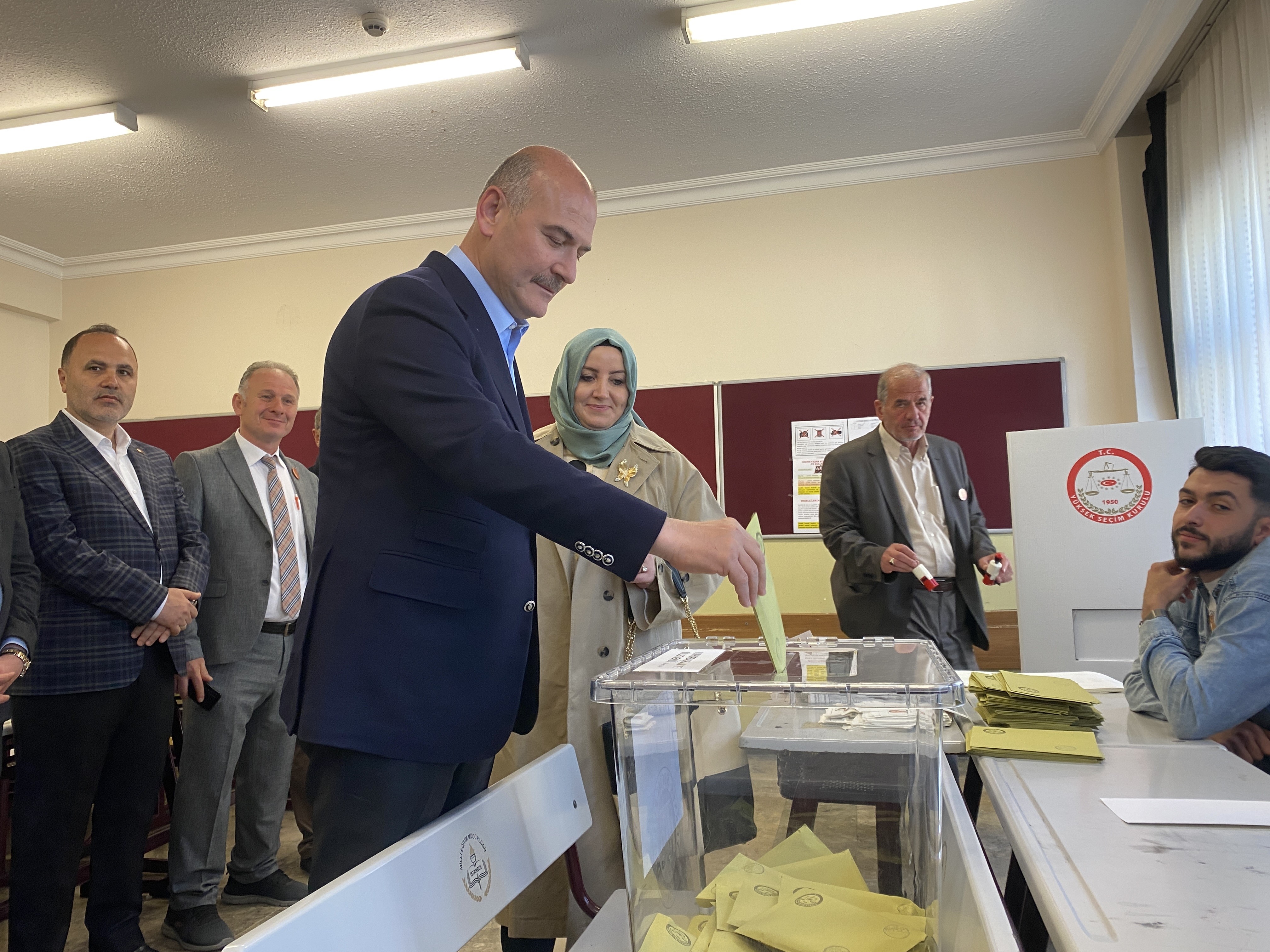 İçişleri Bakanı Süleyman Soylu oyunu Gaziosmanpaşa Dobruca Ortaokulu’nda eşi Hamdiye Soylu ile birlikte 1003 nolu sandıkta kullandı.