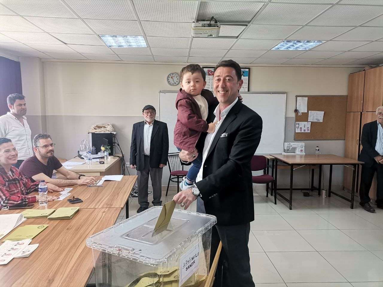 Bandırma Belediye Başkanı Tolga Tosun ailesi ile birlikte Bandırma Halk Eğitim Merkezi