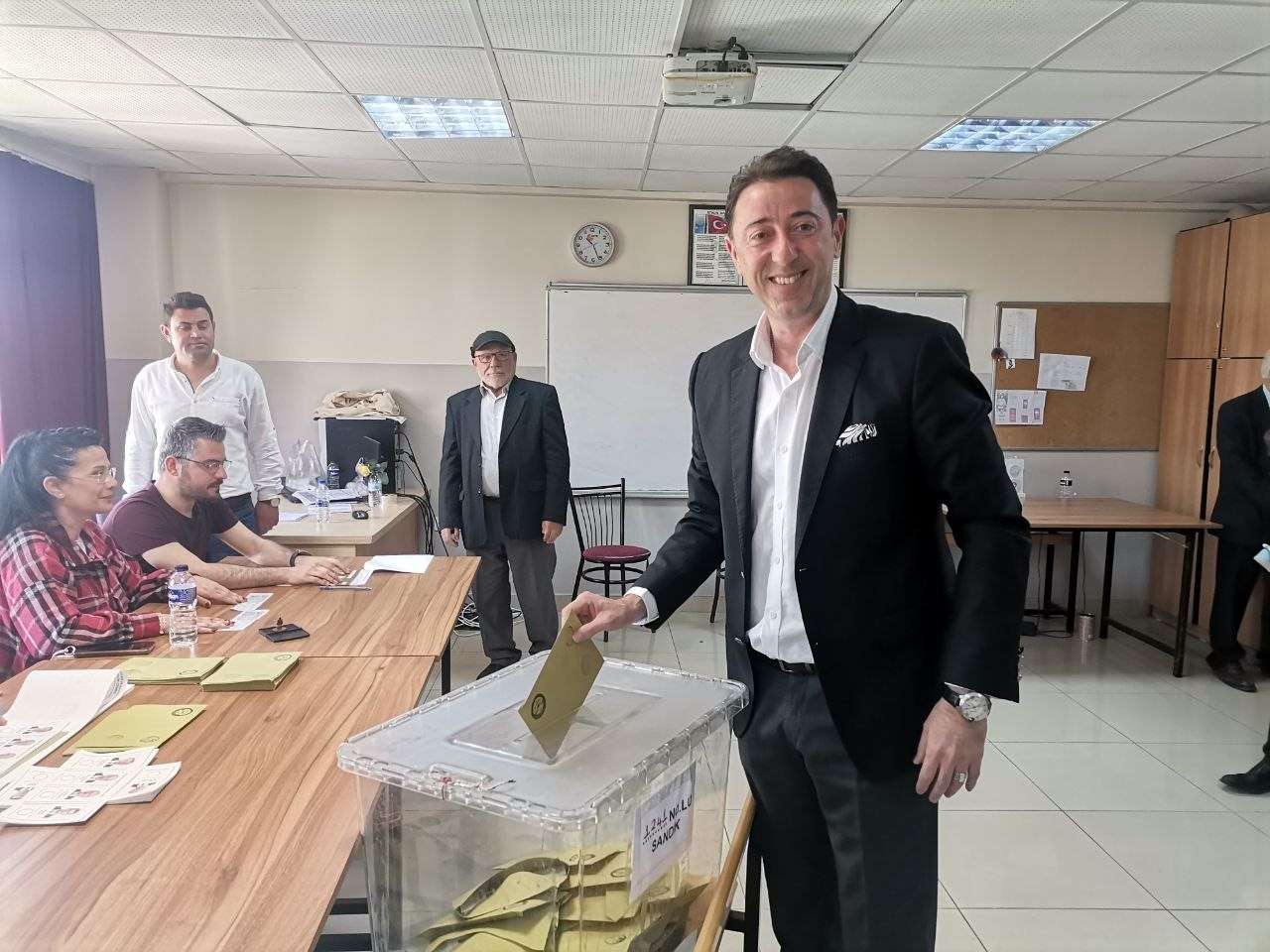 Bandırma Belediye Başkanı Tolga Tosun oyunu ailesi ile birlikte Bandırma Halk Eğitim Merkezi'nde kullandı.