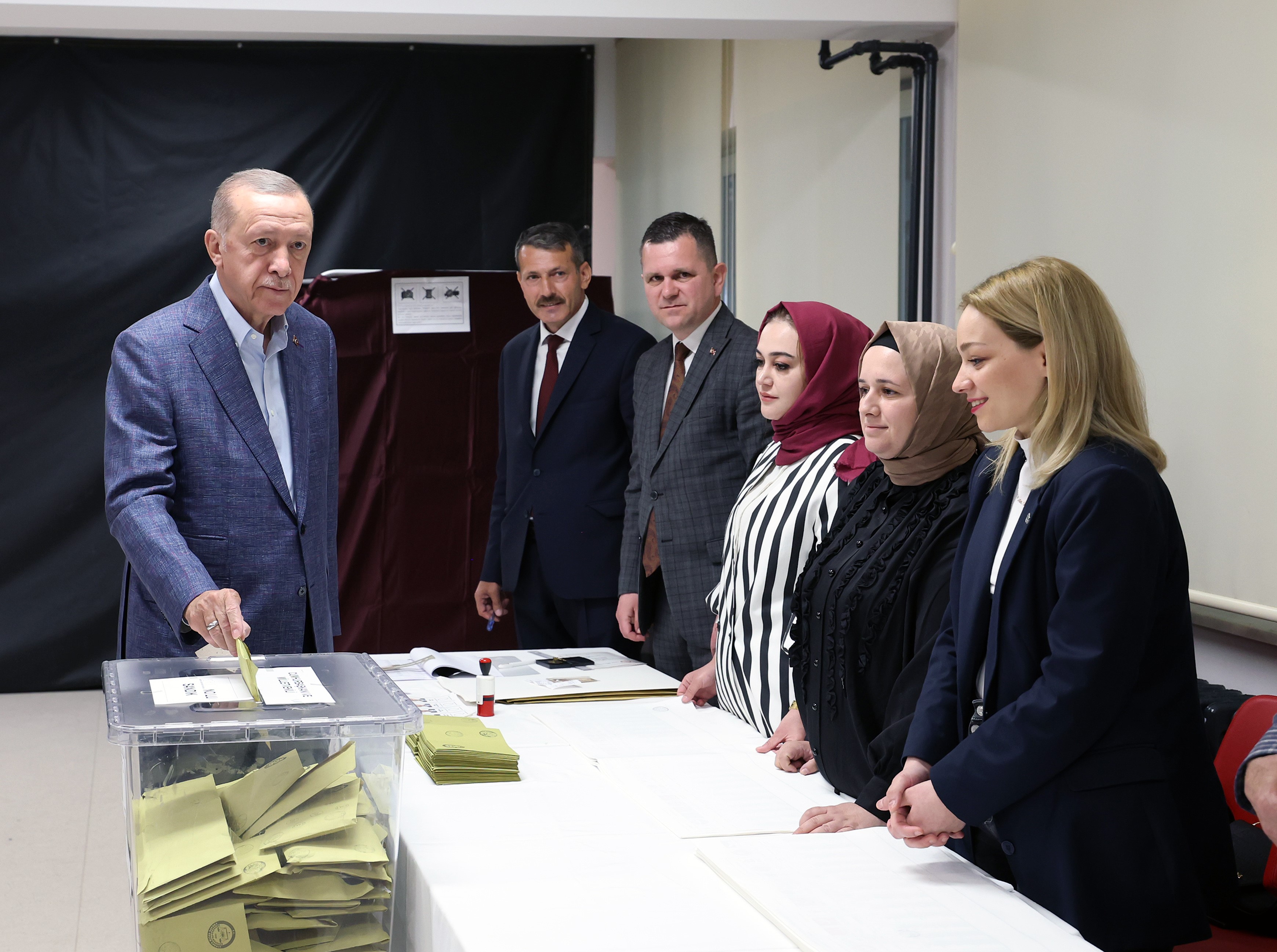 Cumhurbaşkanı Recep Tayyip Erdoğan, oyunu eşi Emine Erdoğan'la birlikte Üsküdar'daki Saffet Çebi Ortaokulu'nda kullandı.