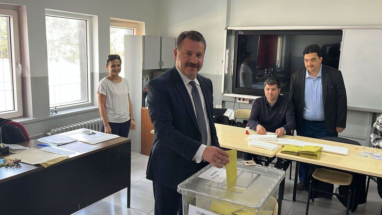 Balıkesir Büyükşehir Belediye Başkanı Yücel Yılmaz, cumhurbaşkanlığı ve milletvekili seçimleri için oyunu kullandı. Yılmaz, "Balıkesir için, Türkiye için hayırlı olsun" dedi.