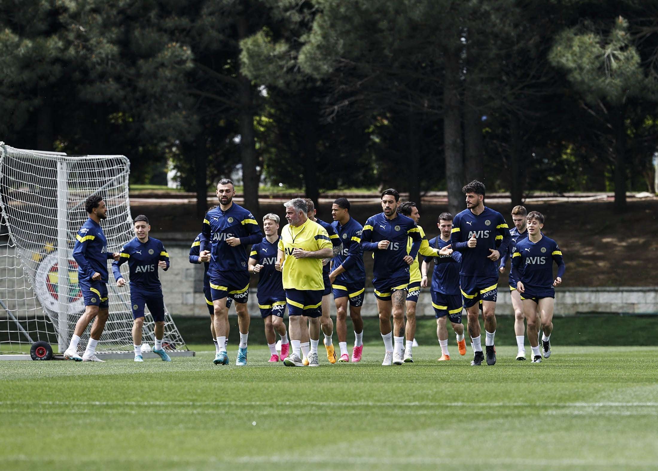 Fenerbahçe, Spor Toto Süper Lig’in 34. haftasında 18 Mayıs Perşembe günü Trabzonspor ile sahasında oynayacağı maçın hazırlıklarını bugün sabah saatlerinde yaptığı idmanla sürdürdü.