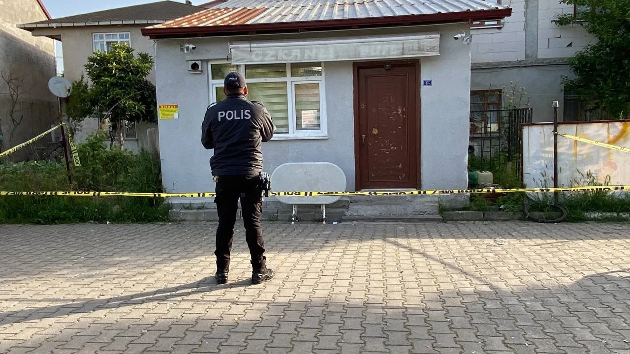 Kocaeli'nin Kartepe ilçesinde 40 yaşındaki kişi evinde ölü bulundu.
