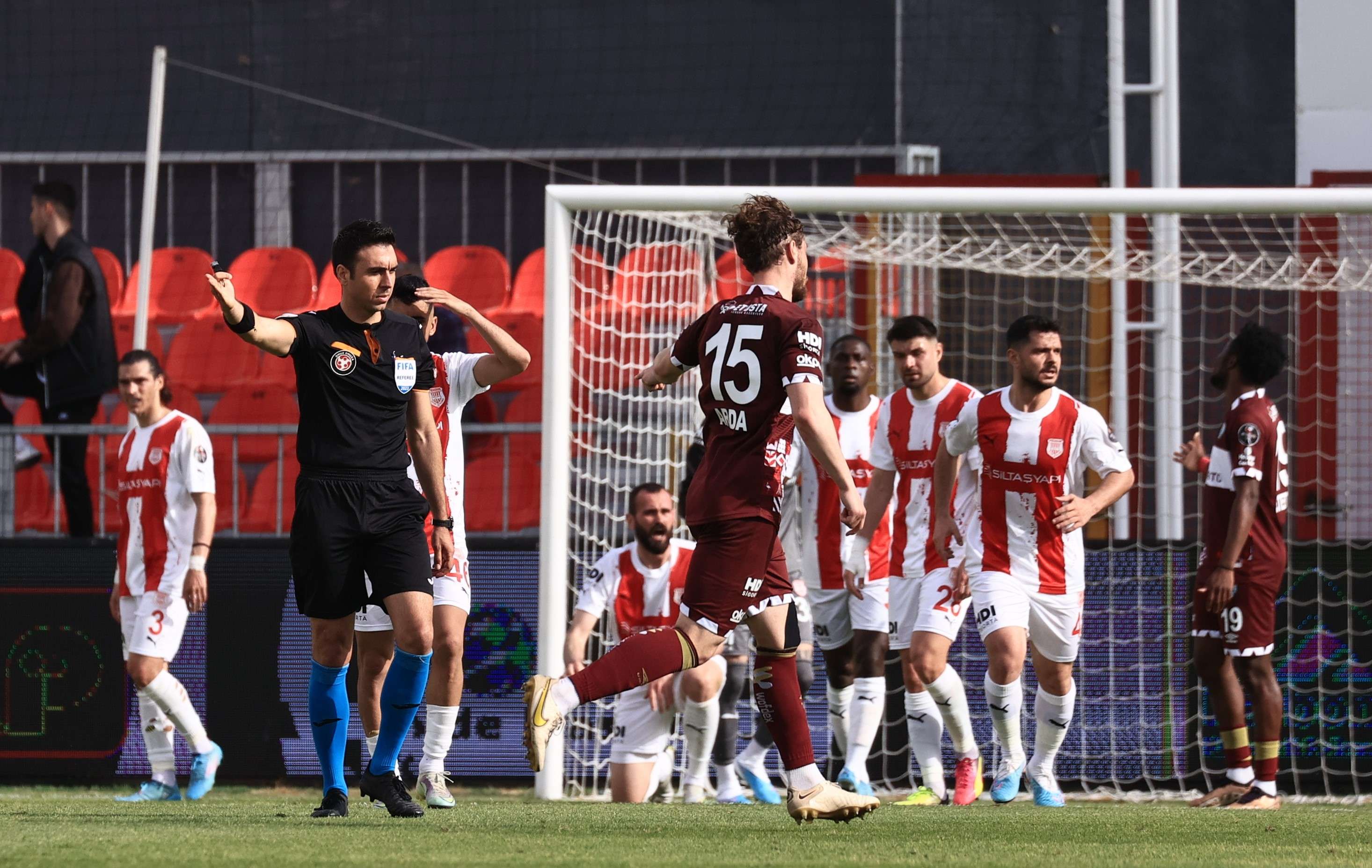 Bandırmaspor Spor Toto 1. Lig’in 37. haftasında Pendikspor'a konuk oldu. Ev sahibi ekip mücadeleden 2-1 galip geldi.