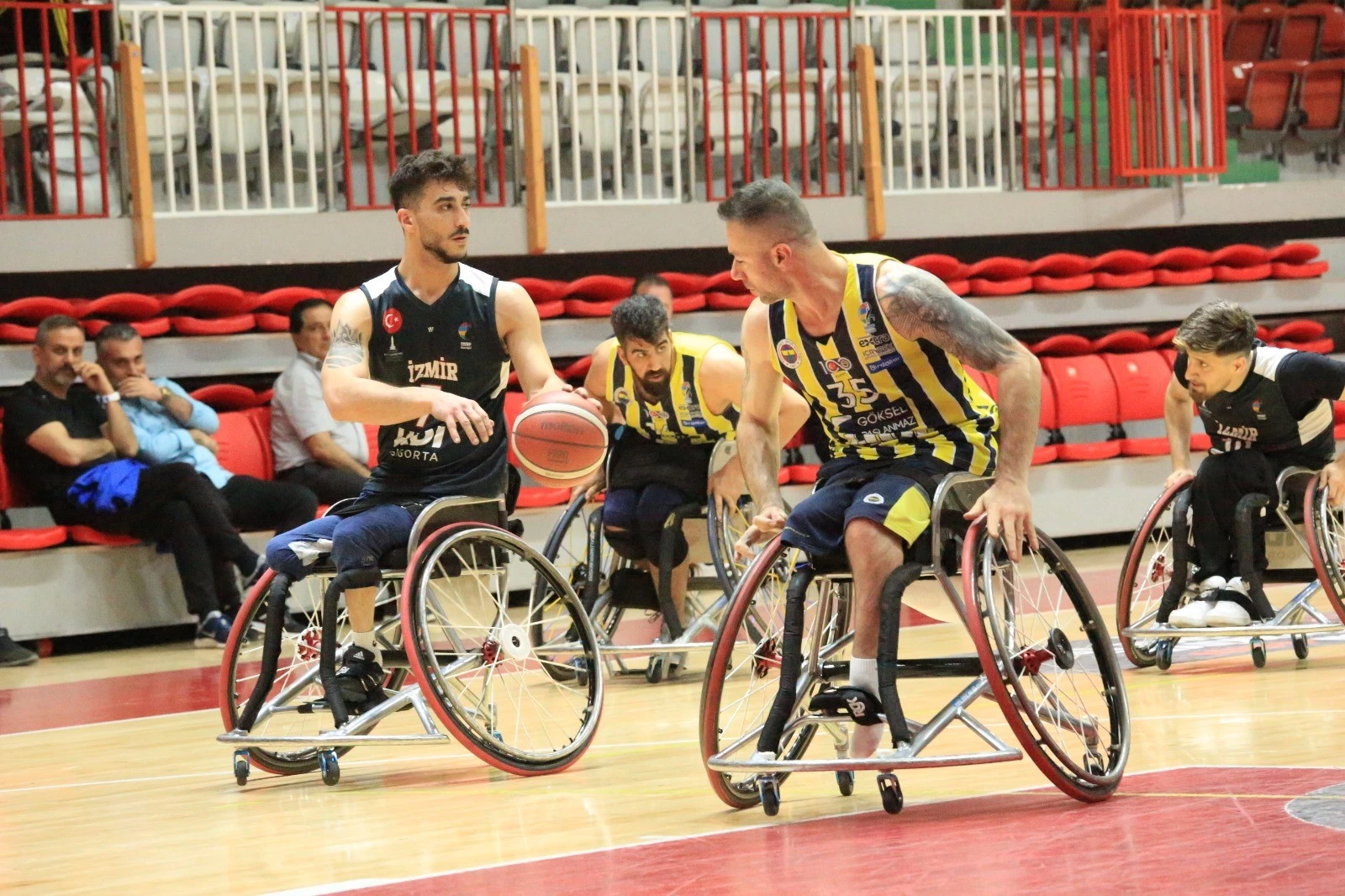 Türkiye Bedensel Engelliler Spor Federasyonu’nu Yalova’da düzenlediği Tekerlekli Sandalye Basketbol Süper Ligi Play-Off finali ilk maçında Fenerbahçe Göksel Çelik, İzmir Büyükşehir Belediyespor’u 66-55 yendi.