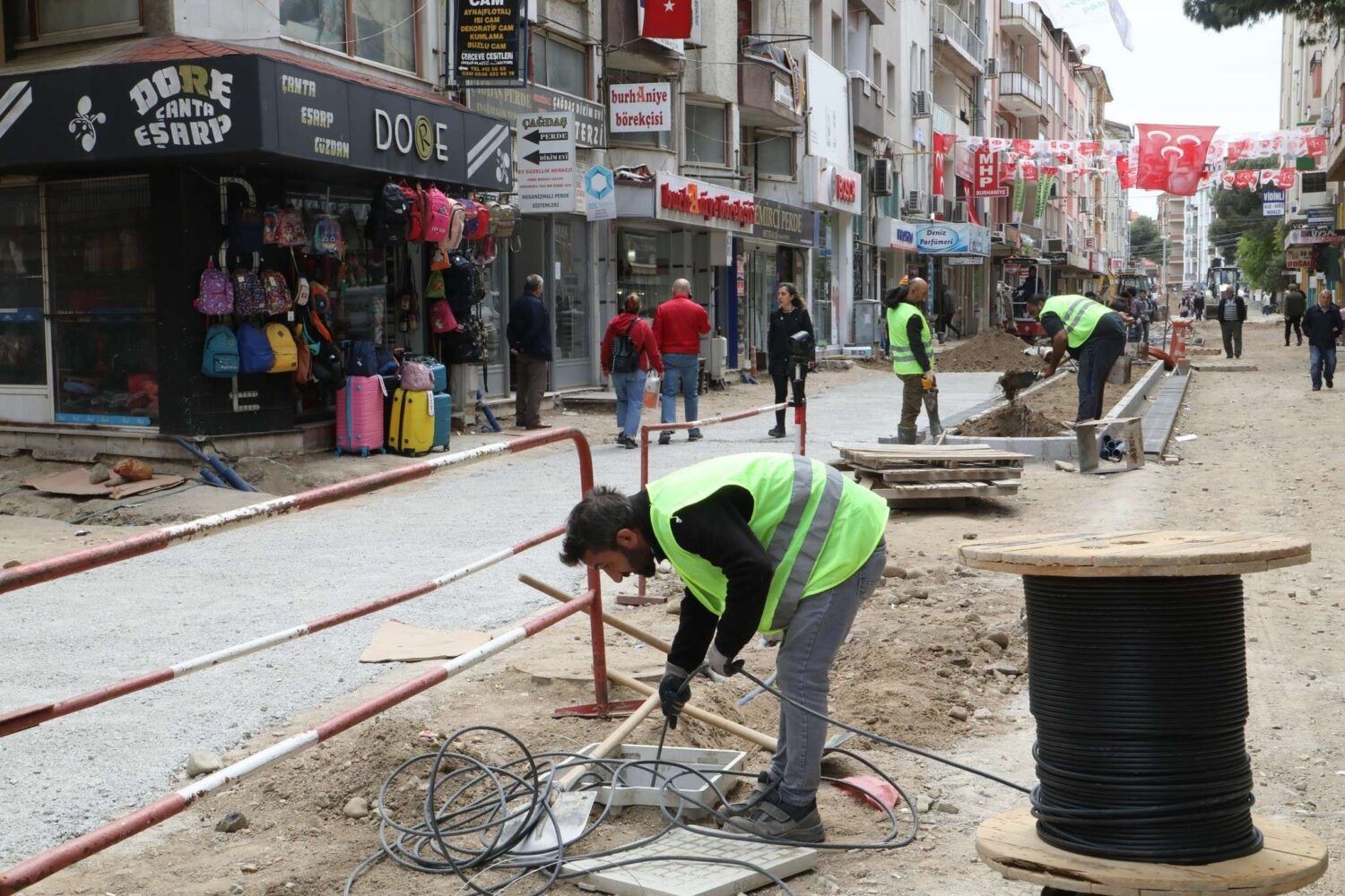 ALİ ÇETİNKAYA CADDESİ YAYALAŞTIRMA PROJESİ DEVAM EDİYOR
