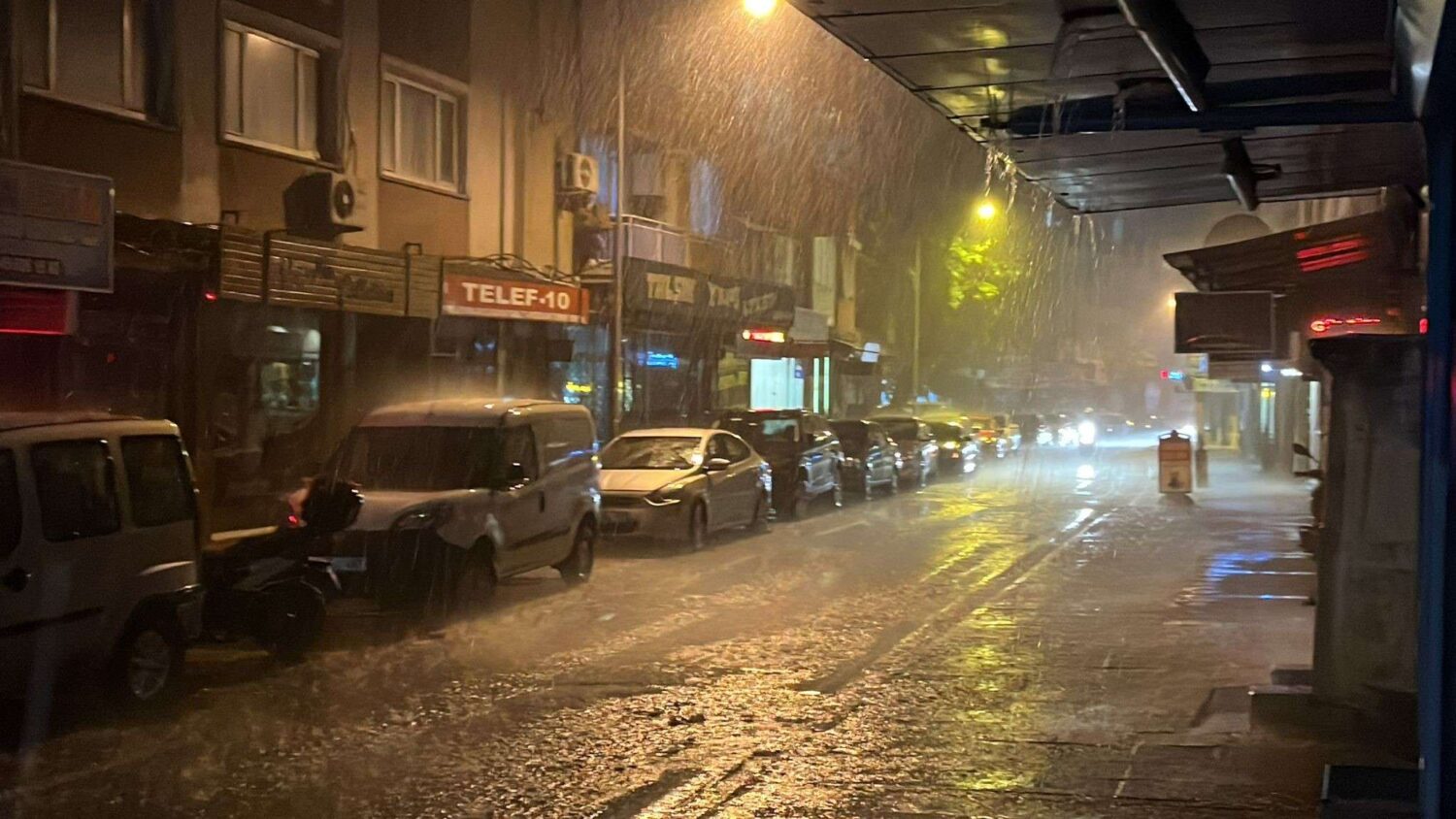 Balıkesir'de akşam saatlerinde aniden bastıran yarım saatlik sağanak yağış şehri adeta felç etti. Yollar göle dönerken bir çok ev ve iş yerini su bastı.