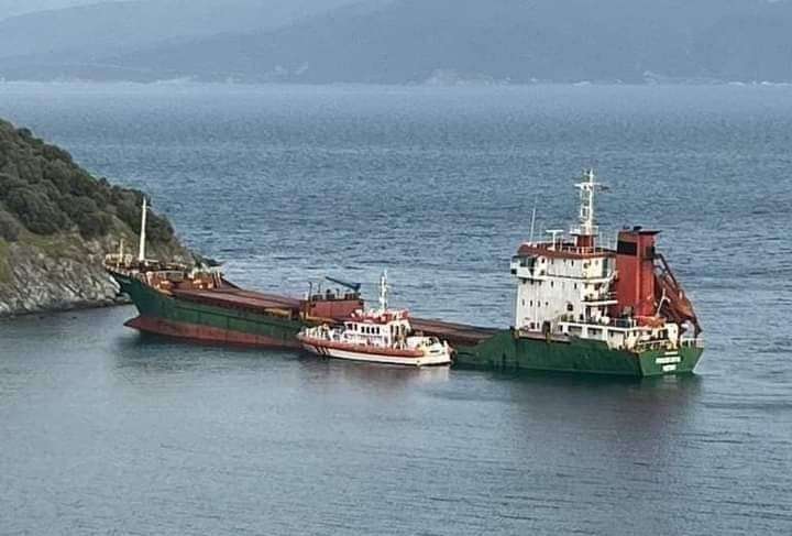 Kıyı Emniyeti Genel Müdürlüğü (KEGM) ekipleri, Balıkesir'in Marmara Adası açıklarında mahsur kalan gemiyi kurtardı.