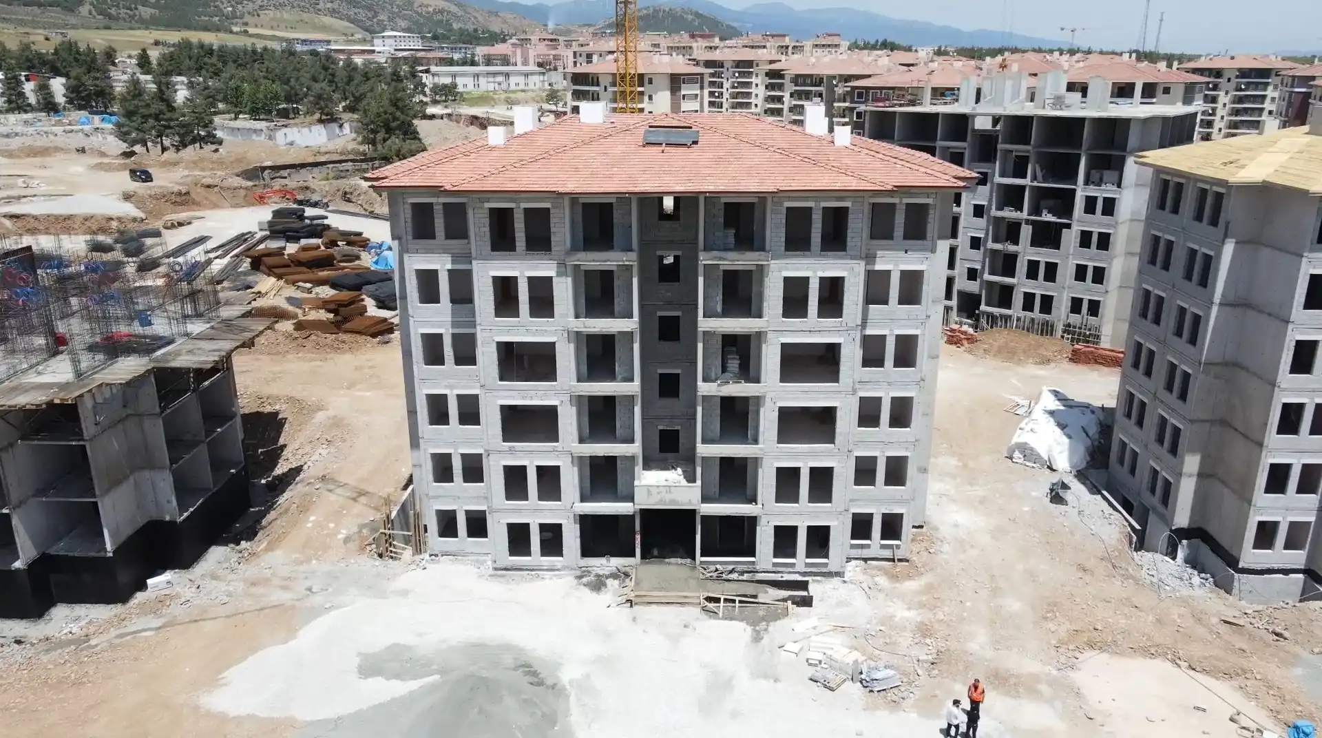 Çevre, Şehircilik ve İklim Değişikliği Bakanlığı, 11 afet kentinde, depremzedelerin sıcak yuvalarını hızla inşa ediyor.