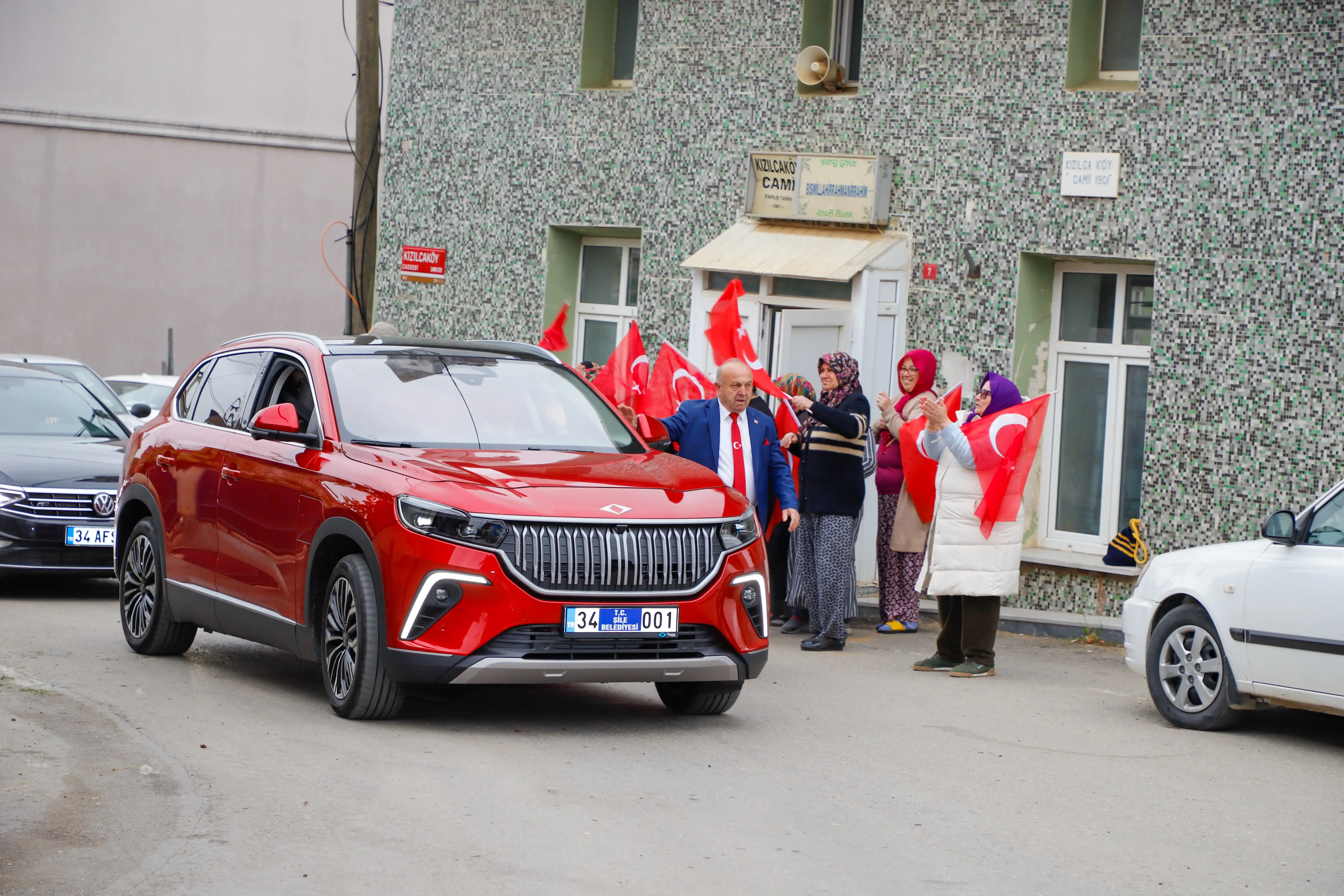 Şile Belediyesi, yerli ve milli otomobil Togg'u filosuna katmanın gururunu yaşıyor. Şile Belediye Başkanı İlhan Ocaklı, Togg'un direksiyonuna geçerek, şehir turuna çıktı ve vatandaşlarla birlikte unutulmaz bir deneyim yaşadı.