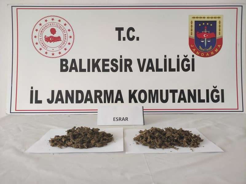 Balıkesir’in Ayvalık ilçesinde jandarma tarafından düzenlenen uyuşturucu operasyonunda 87 gram uyuşturucu madde ele geçirildi.