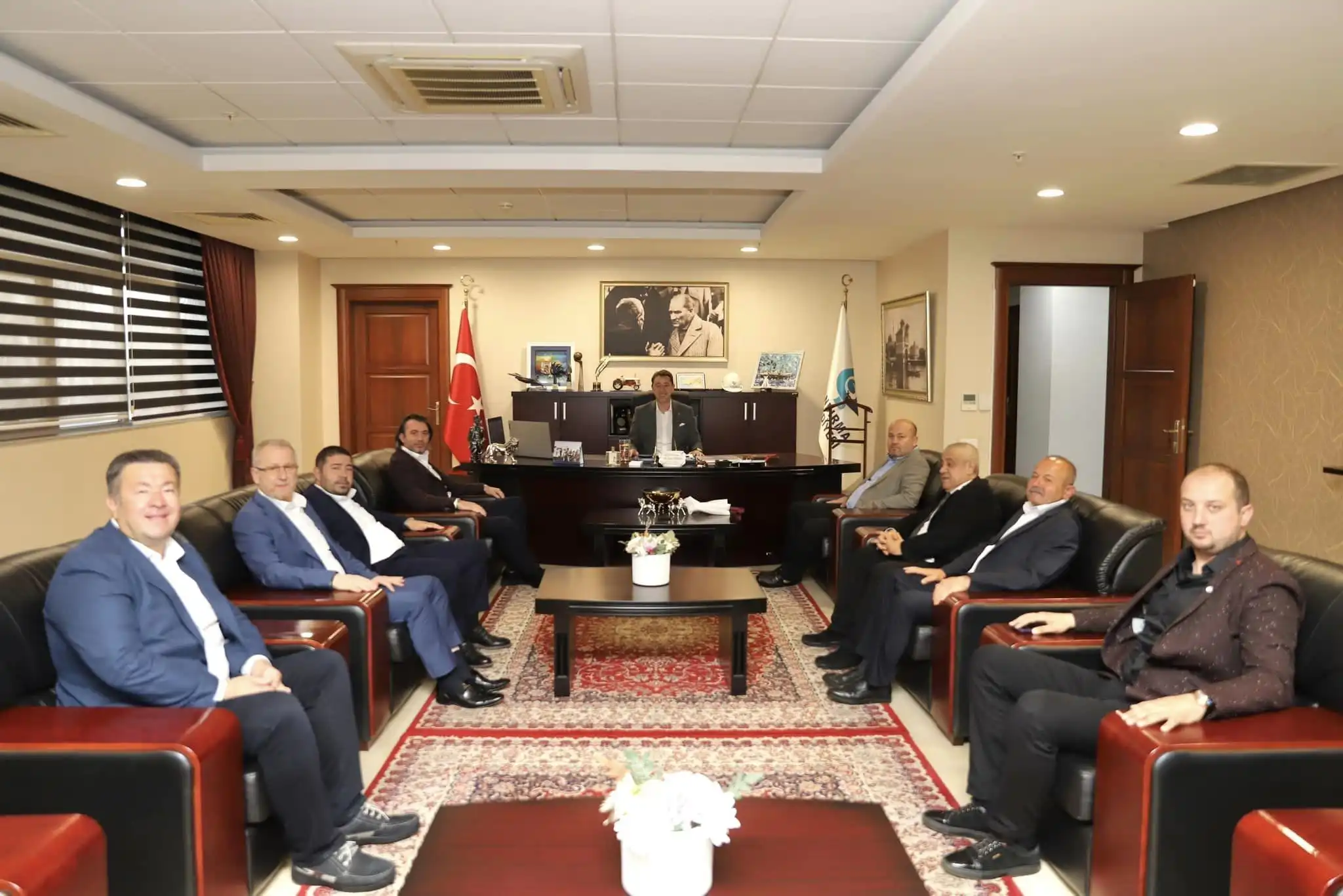 Bandırmaspor, geçtiğimiz günlerde gerçekleştirdiği seçimli genel kurulun ardından yeni yönetimiyle göreve başlayan Başkan Onur Göçmez ve yönetim kurulu ekibi, Belediye Başkanı Av. Tolga Tosun