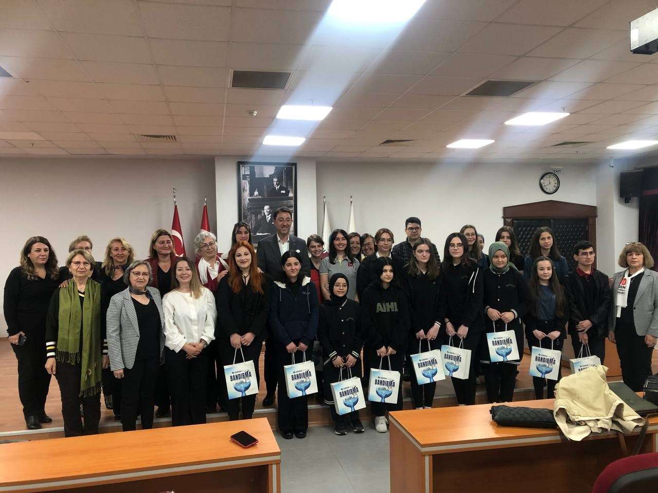 Bandırma Belediyesi ve Kadın Dayanışma Derneği (KDD) işbirliğinde düzenlenen liseler arası “Mutlu Kadın Mutlu Toplum” kompozisyon yarışmasında dereceye giren öğrencilere ödül töreni düzenlendi.