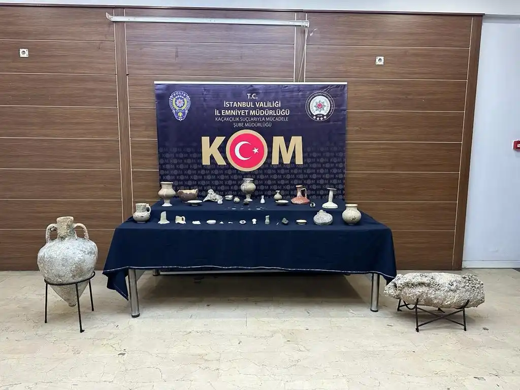 İstanbul’un Eyüpsultan ve Sancaktepe ilçelerinde düzenlenen operasyonlarda aralarında sikke, antik testi ve yüzüklerin de bulunduğu 82 tarihi eser ele geçirildi.