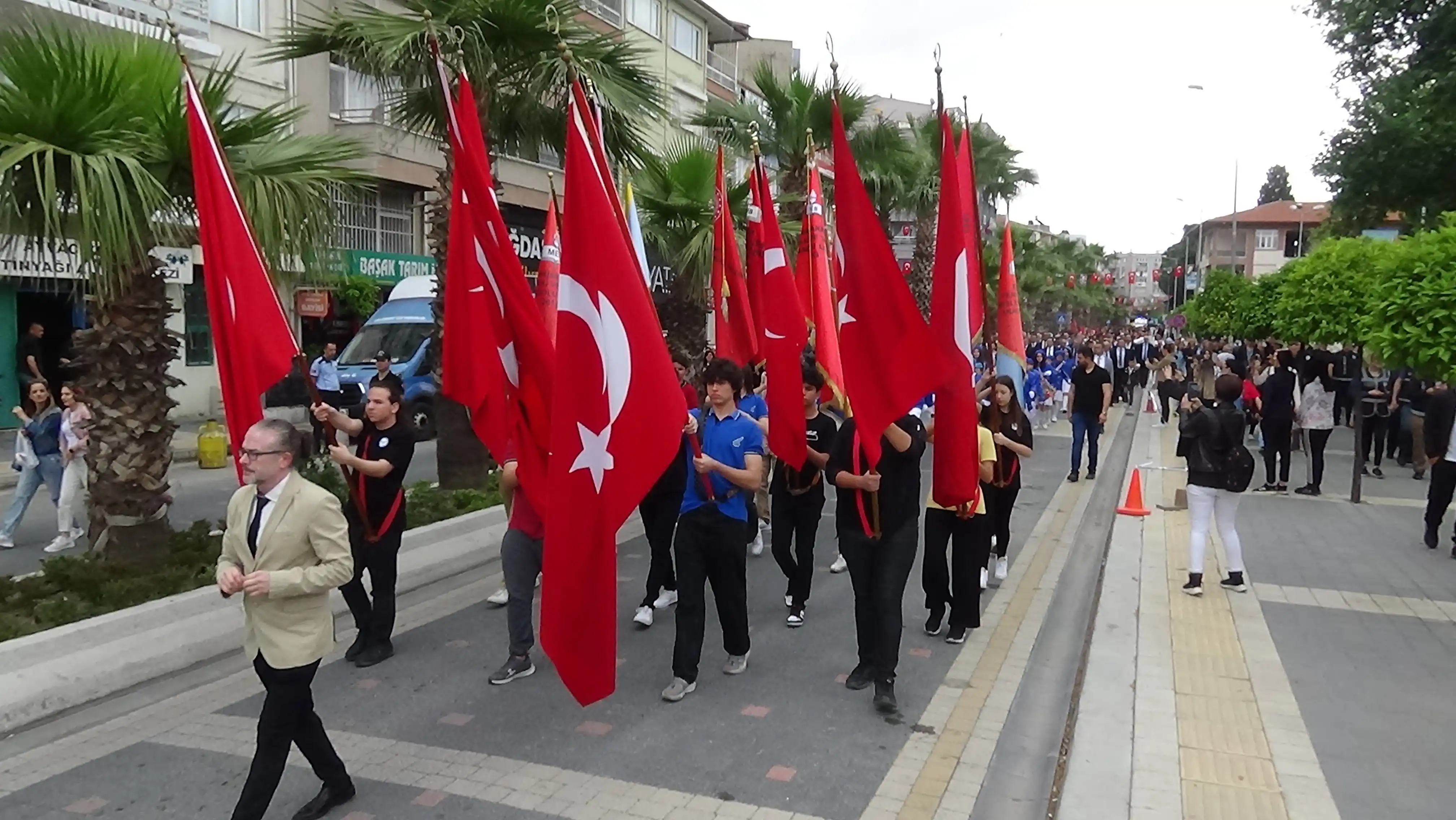 Balıkesir'in Edremit ilçesinde 19 Mayıs Atatürk'ü Anma ve Gençlik ve Spor Bayramı düzenlenen törenlerle kutlandı.