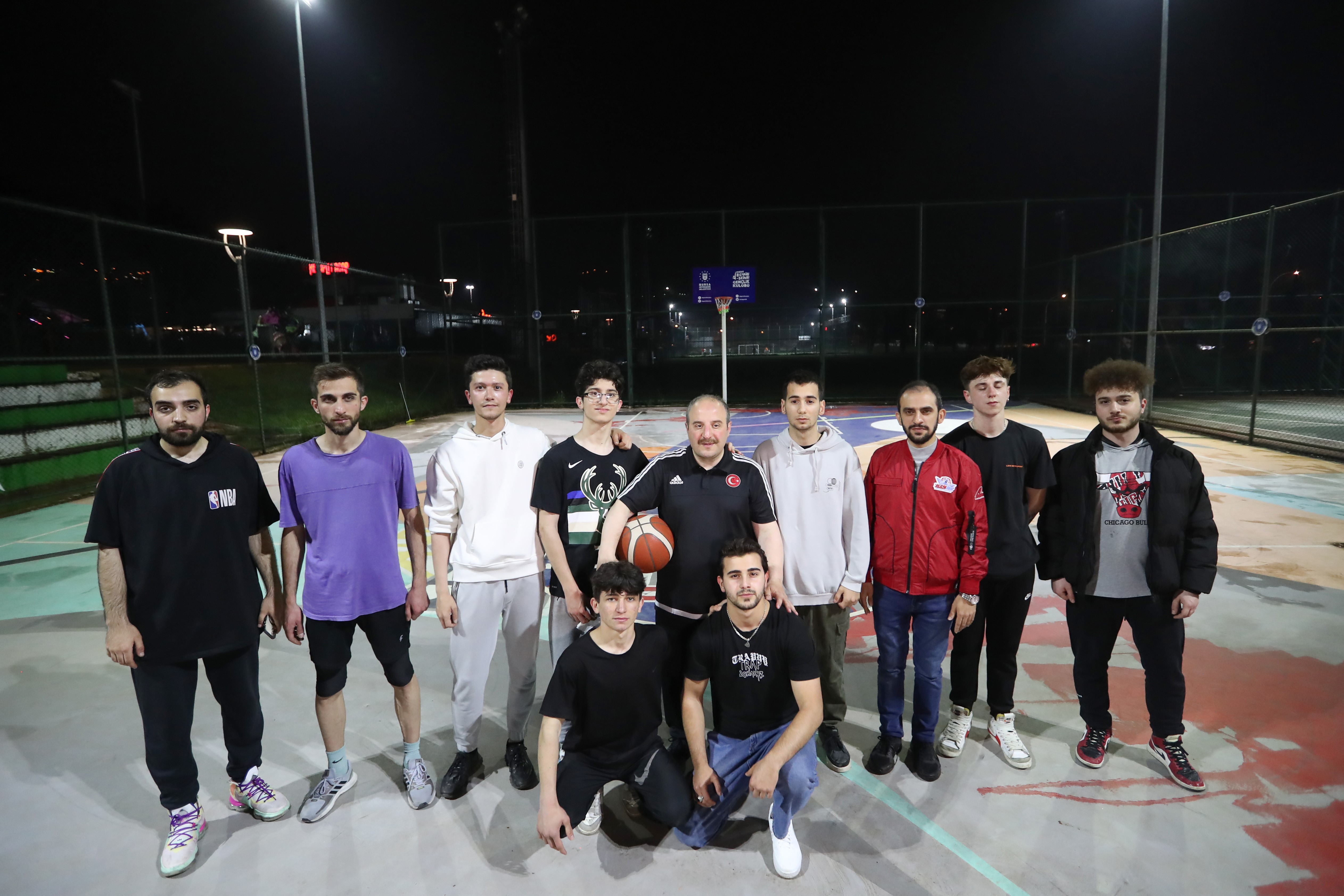 BAKAN VARANK, İLK KEZ OYUNU KULLANAN GENÇLERLE GECE YARISI BASKETBOL MAÇI YAPTI