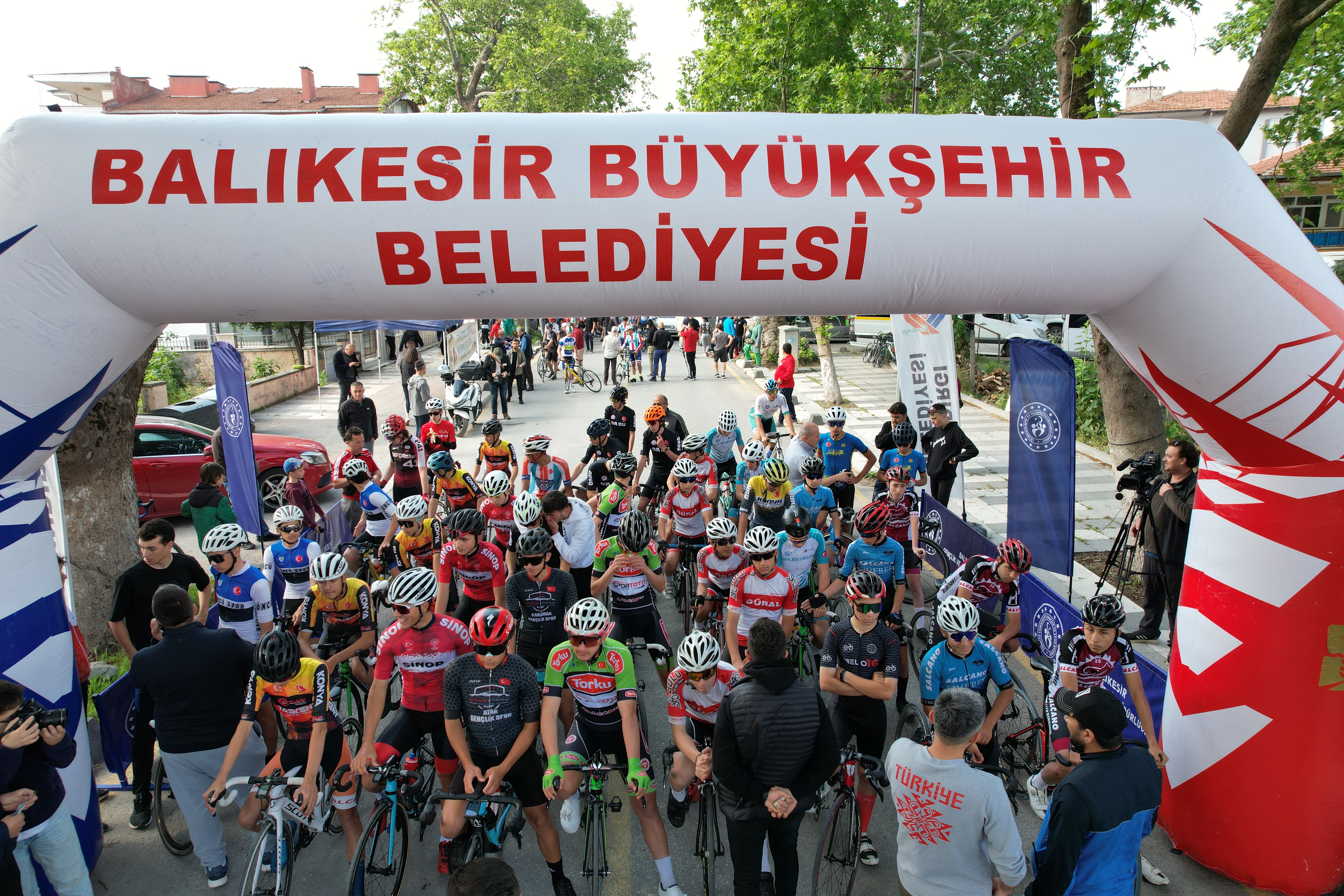Balıkesir’in doğal şehir ünvanlı Sındırgı ilçesinde Türkiye'nin en geniş katılımlı bisiklet yarışmalarından biri düzenleniyor. Yaklaşık 500 sporcunun iki gün boyunca farklı parkurlarda yarışacağı etkinlik gerçekleşiyor.