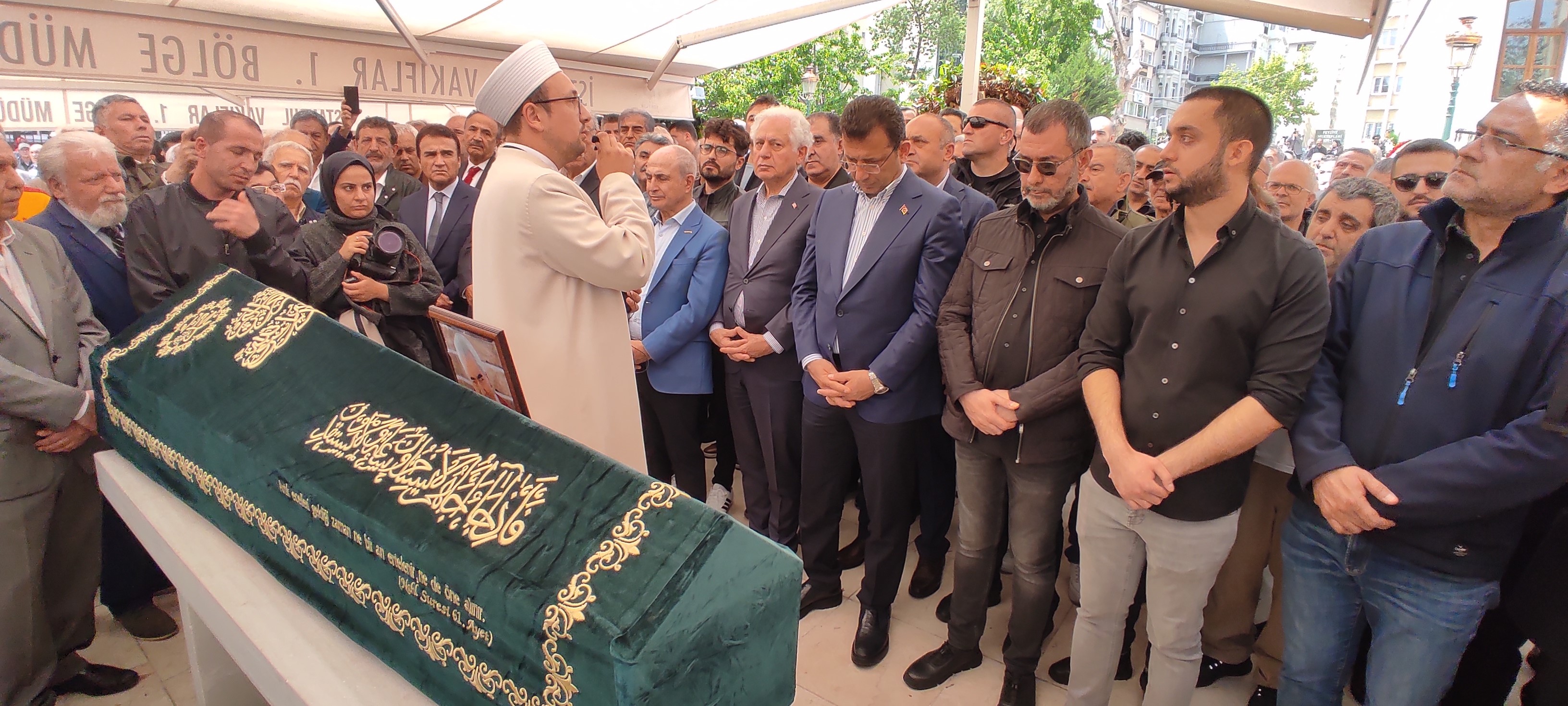 İstanbul'da 86 yaşında hayatını kaybeden usta sanatçı Nuri Sesigüzel, Teşvikiye Camii’nde düzenlenen törenle son yolculuğuna uğurlandı.