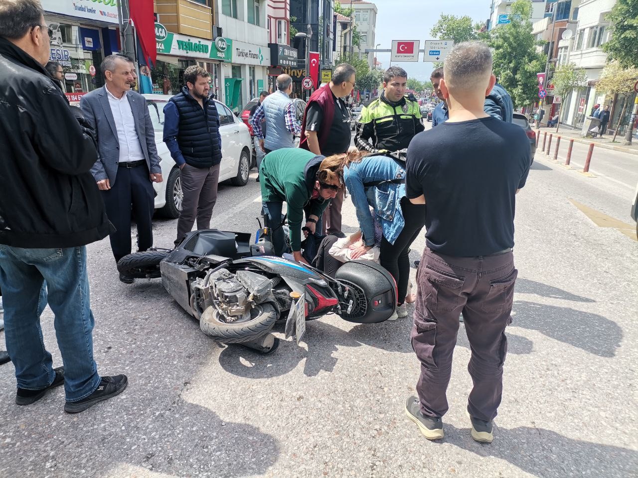 Balıkesir'in Bandırma ilçesinde, motosiklet ve otomobilin çarpıştığı trafik kazasında 1 kişi yaralandı.