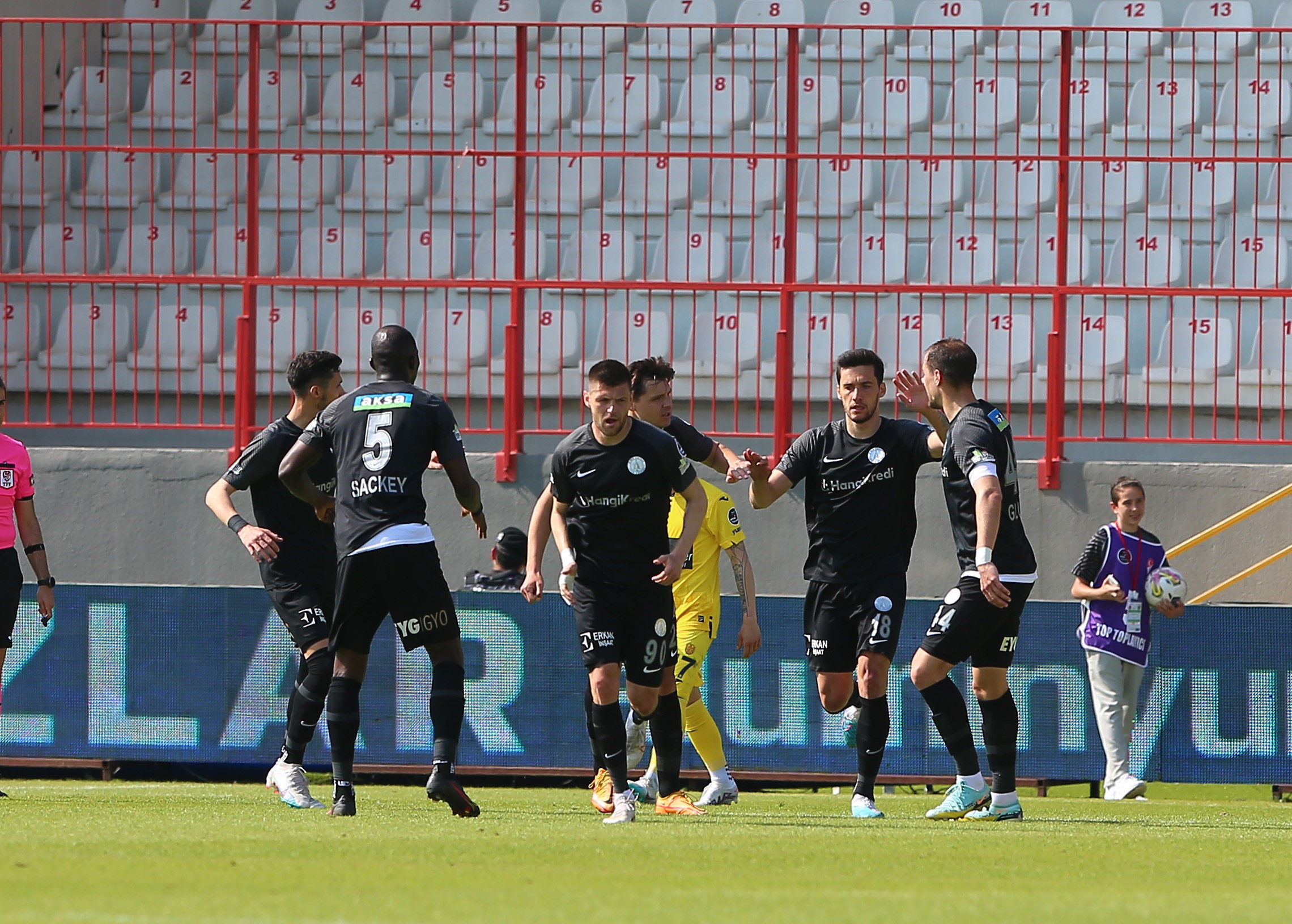 Spor Toto Süper Lig’in 35. haftasında MKE Ankaragücü’ne 2-1 kaybeden Ümraniyespor, ligin bitimine 3 hafta kala küme düştü.