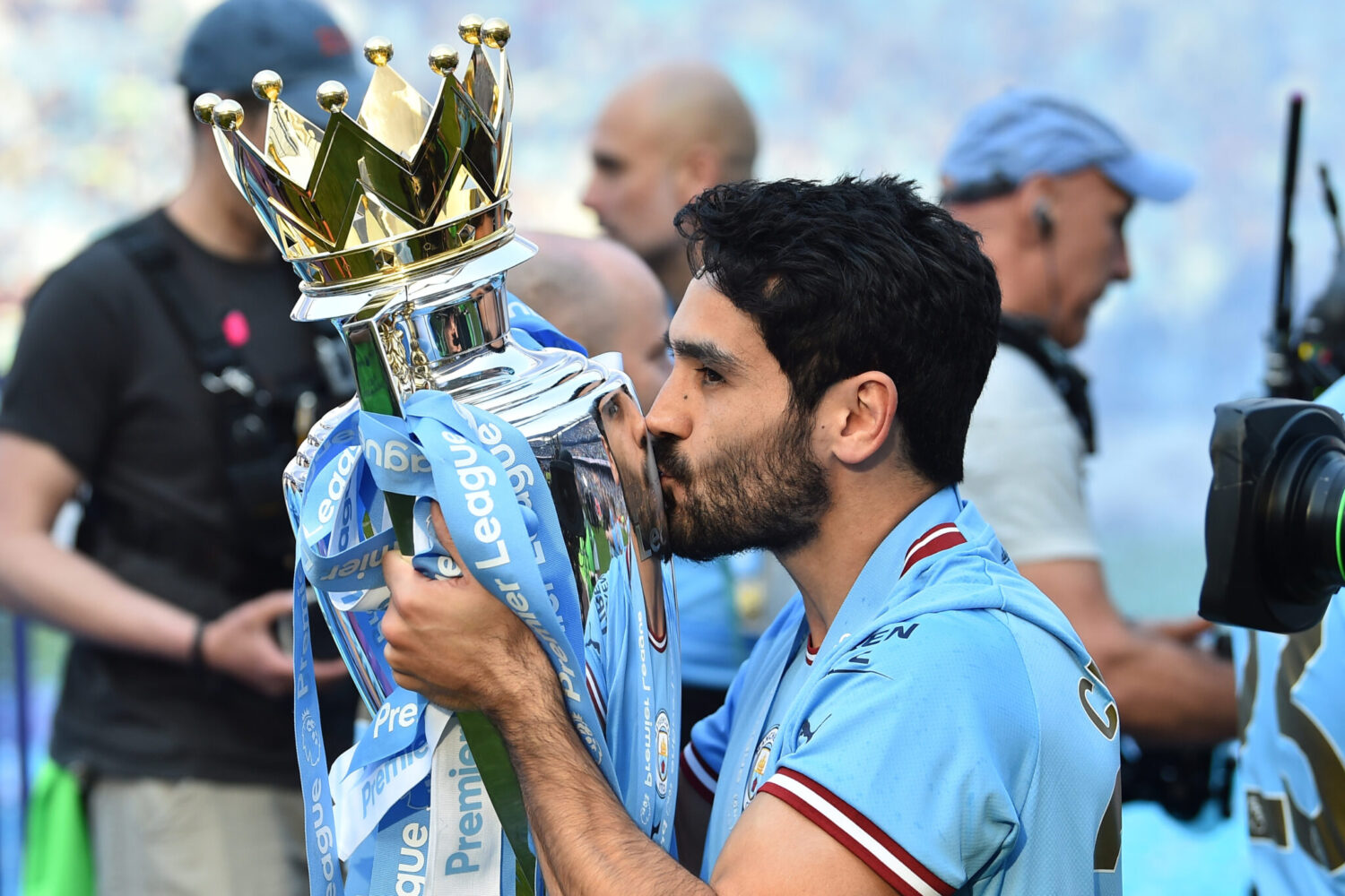 MANCHESTER CİTY ŞAMPİYONLUK KUPASINI KALDIRDI