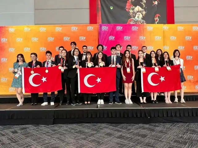 Karesi Şehit Prof. Dr. İlhan Varank Bilim ve Sanat Merkezi öğretmen ve öğrencileri, "Uluslararası Bilim ve Mühendislik Fuarı" ISEF'te Türkiye'yi ve Balıkesir'i temsil etti ve biyokimya alanında dünya üçüncüsü oldu.