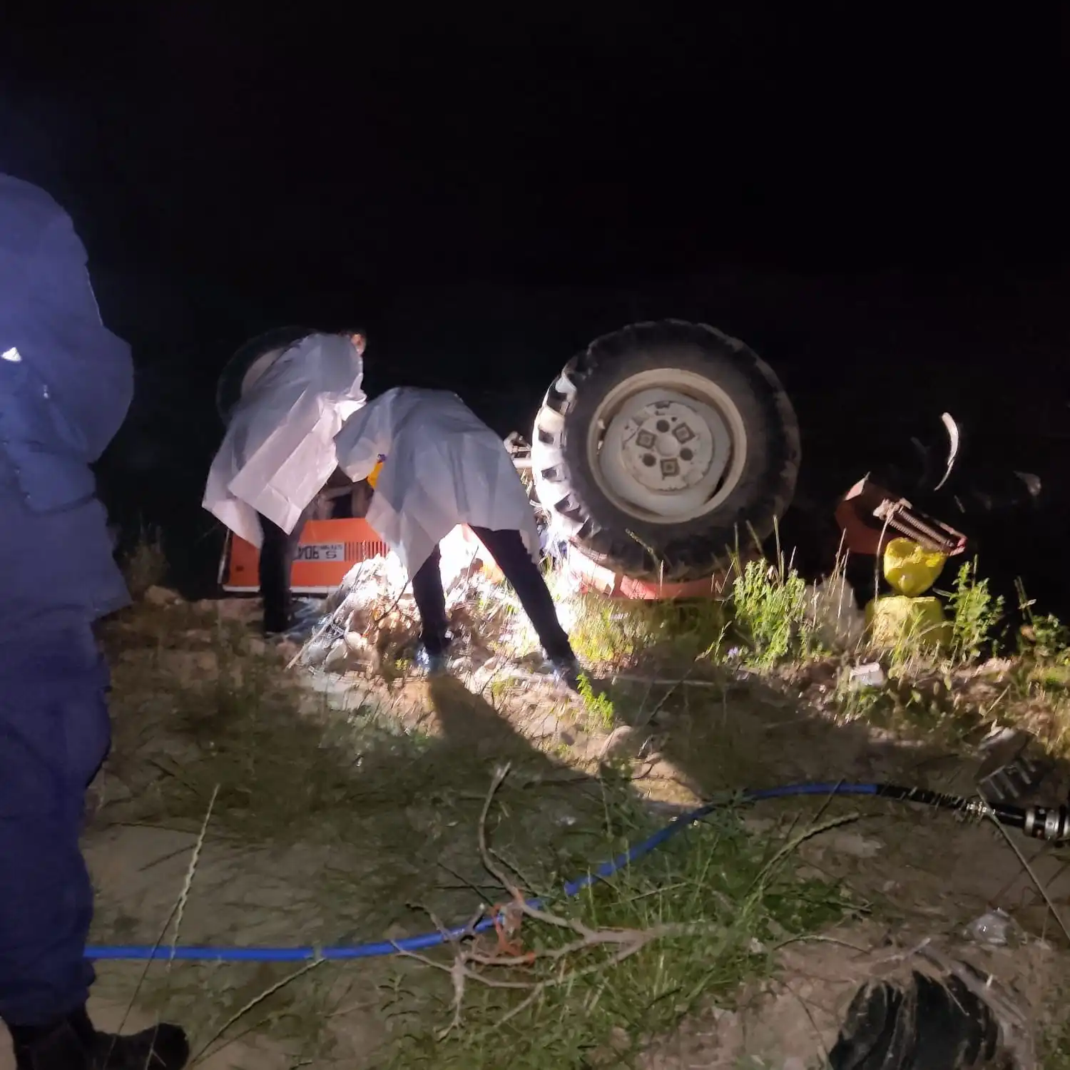 Balıkesir Burhaniye'de traktör devrildi, sürücü traktörün altında can verdi.