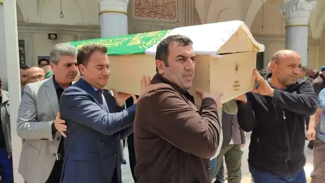 Ali Babacan, danışmanı Vedat Yalgı'nın babası Enver Yalgı'nın cenazesine katılmak için Bursa Orhangazi'deydi.