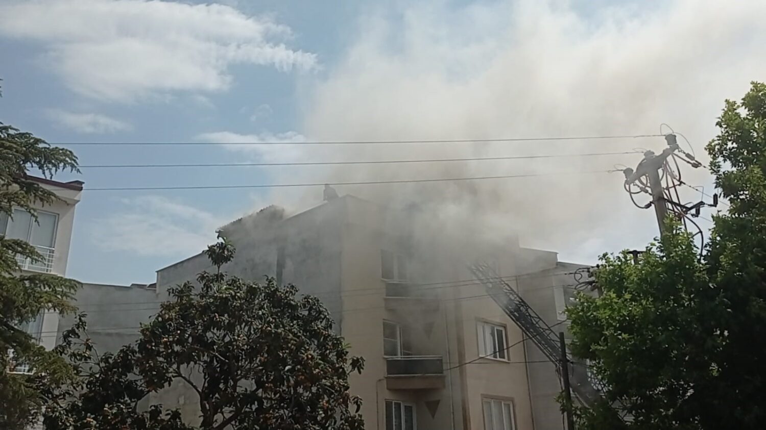 TEMİZLEMEK İÇİN BACAYI YAKAN ESNAF, AZ DAHA APARTMANI YAKIYORDU