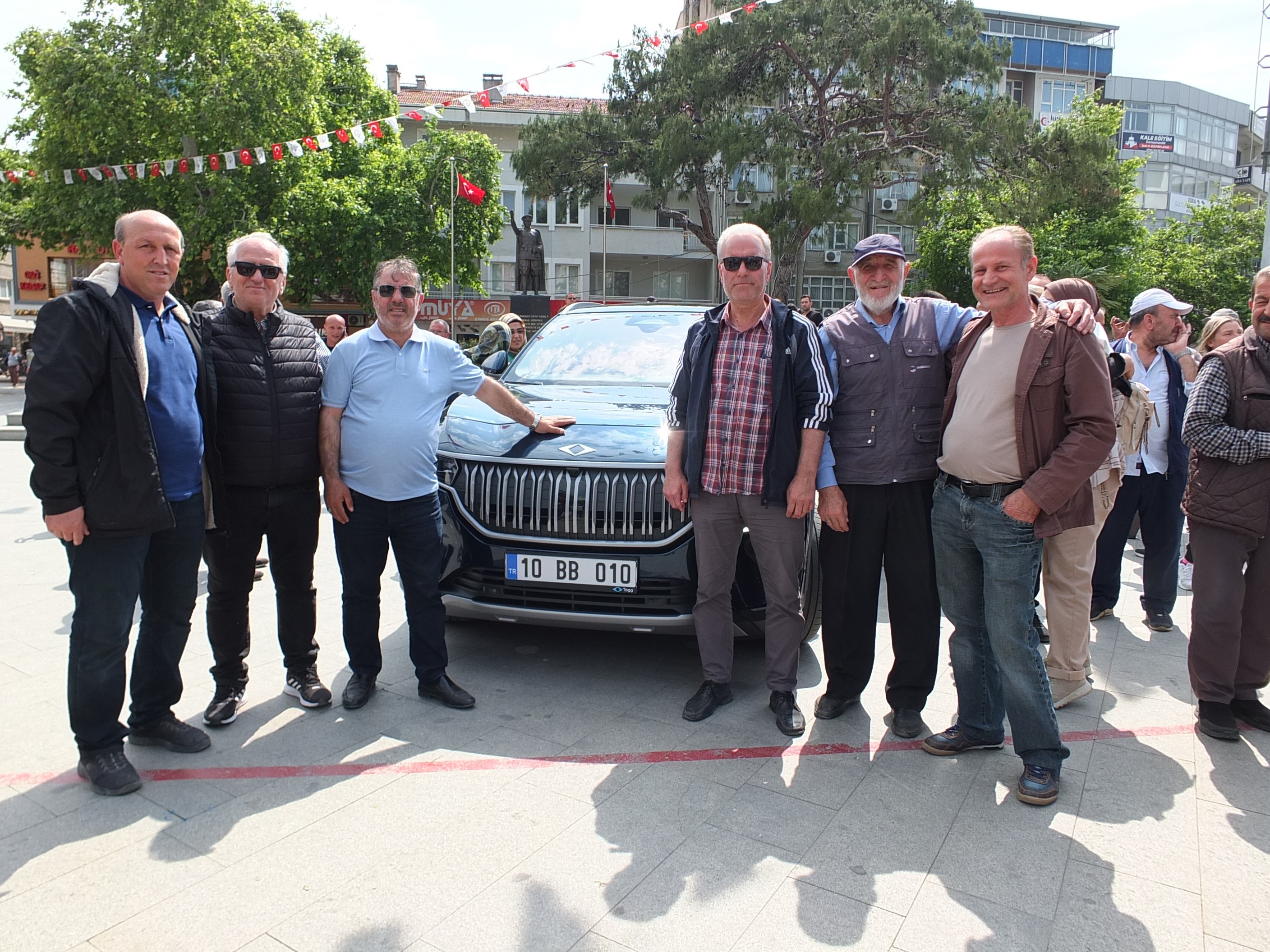 BURHANİYELİLER TOGG'A HAYRAN KALDI