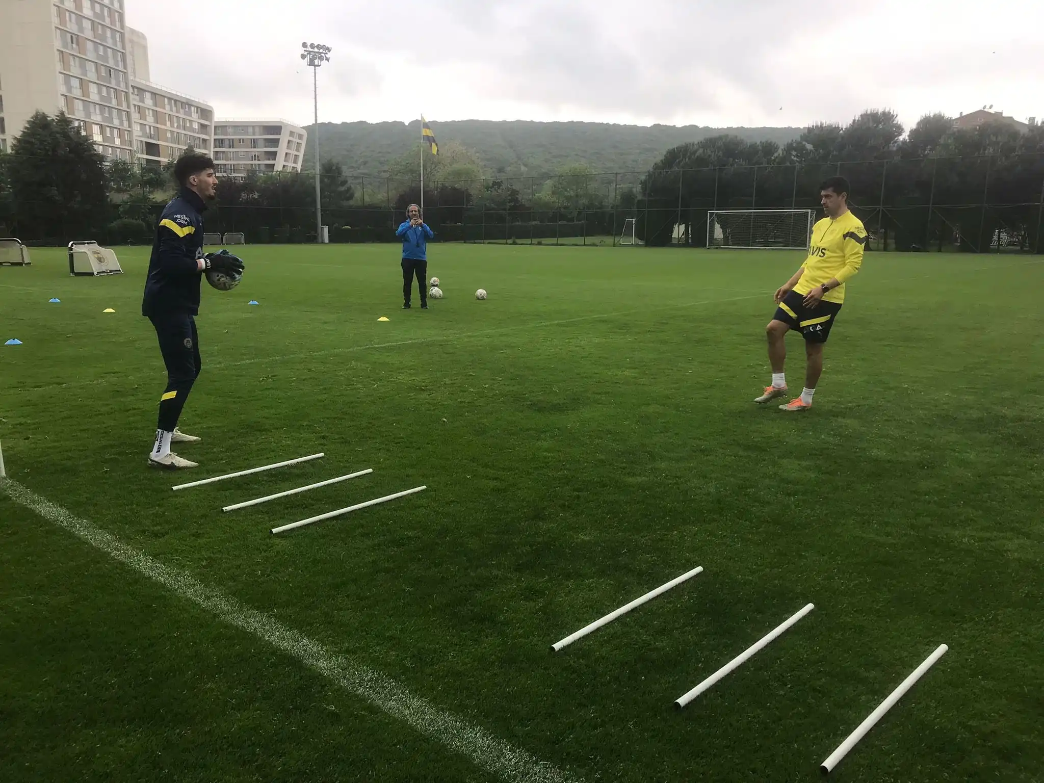 Bel fıtığı nedeniyle ameliyat olan Fenerbahçeli milli kaleci Altay Bayındır, bugün antrenmanlara döndü.