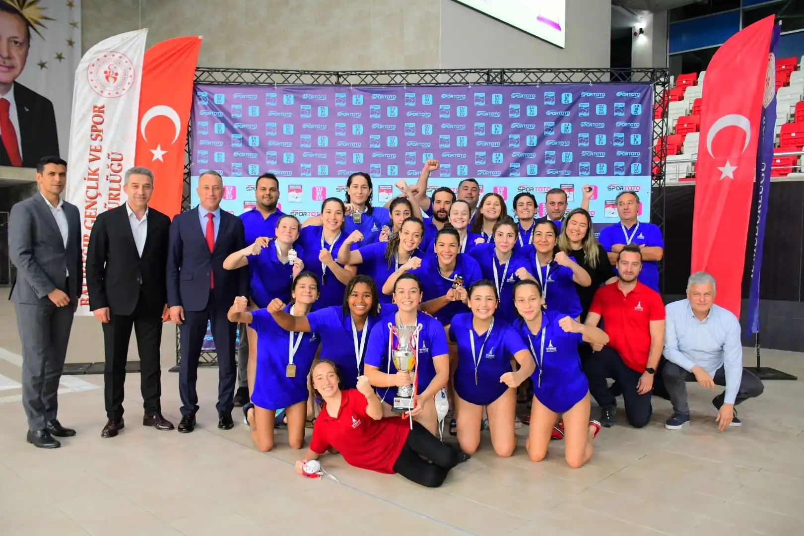 Balıkesir'de düzenlenen su topu kadınlar 1.ligi müsabakaları sona erdi