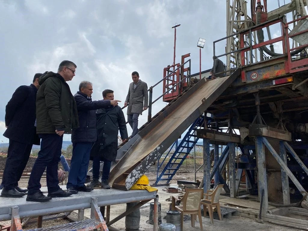 Bigadiç ilçesinde kuyu açma çalışmalarında saniyede 30 litre debiye sahip, 65 derece sıcaklığa sahip jeotermal su bulundu.