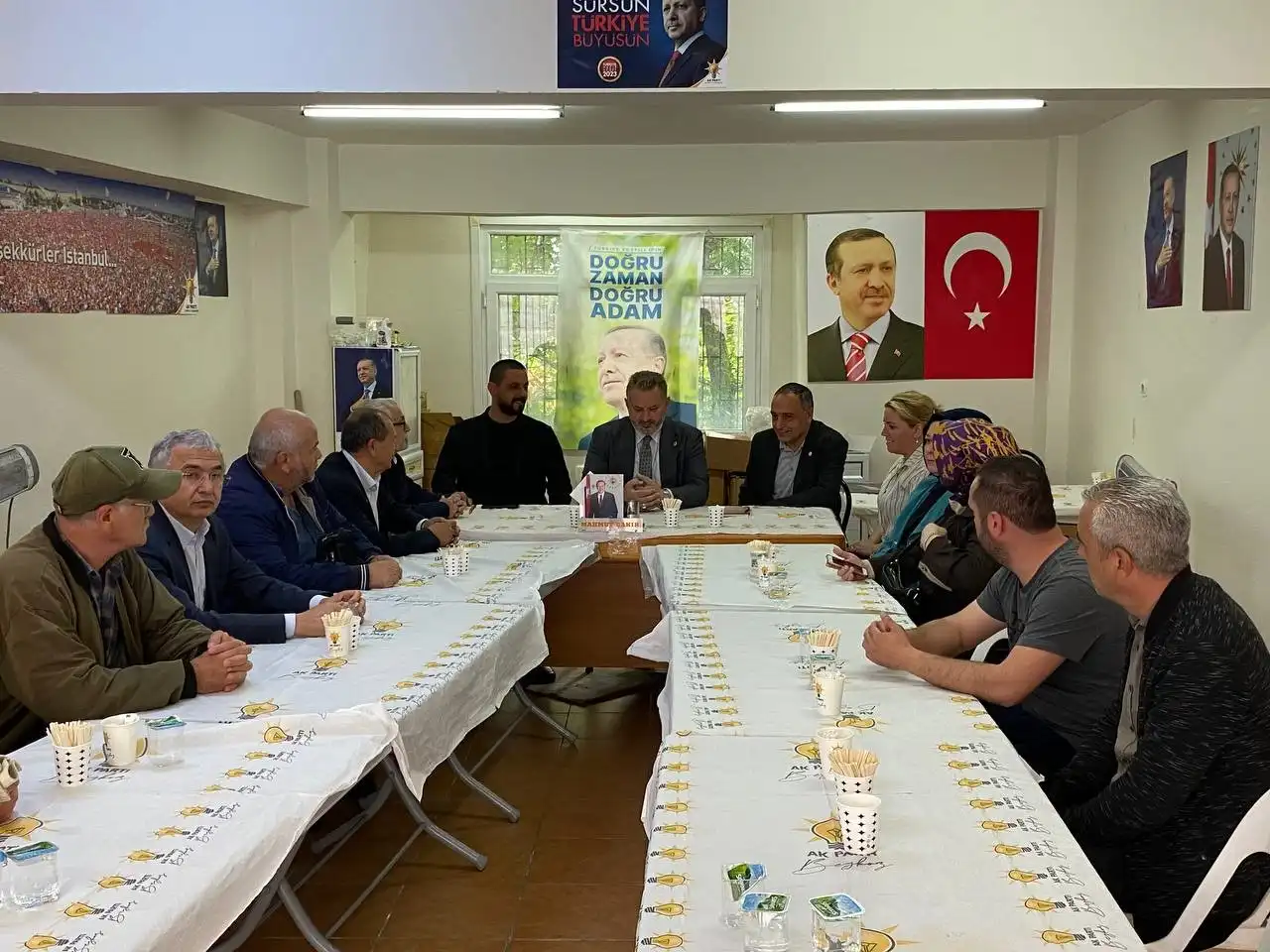 AK Parti İstanbul Milletvekili Hasan Turan, Beykoz’da vatandaşlarla buluştu. Turan, “Türkiye ne Amerika’dan ne Avrupa’dan yönetilecek bir ülke değil. Türkiye Ankara’dan yönetilecek bir ülkedir” dedi.