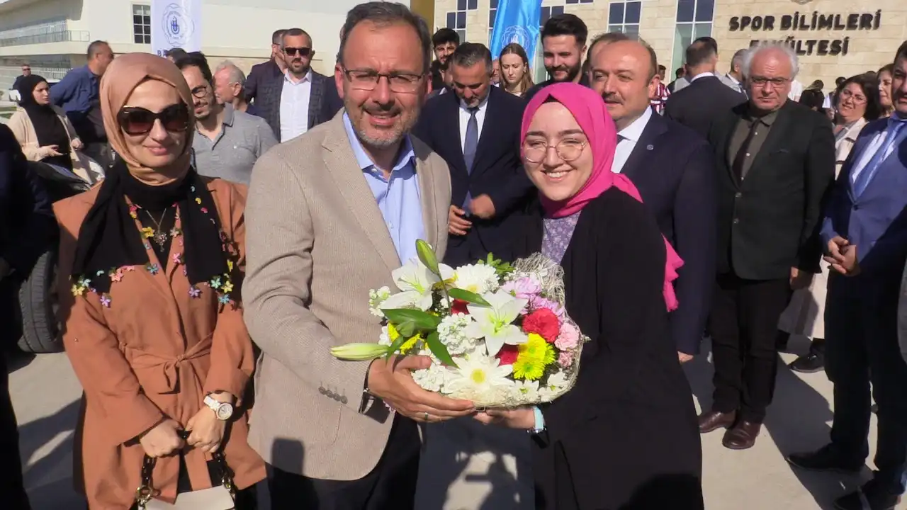 Gençlik ve Spor Bakanı Mehmet Kasapoğlu, Balıkesir’in Bandırma ilçesinde ziyaret etti.