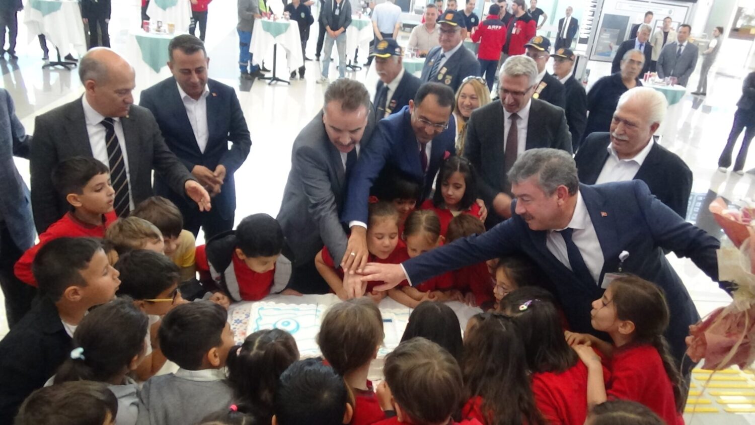 Gece gündüz çalışan Devlet Hava Meydanları İşletmesi (DHMİ)’nin 90. kuruluş yıl dönümü Balıkesir Koca Seyit Havalimanı