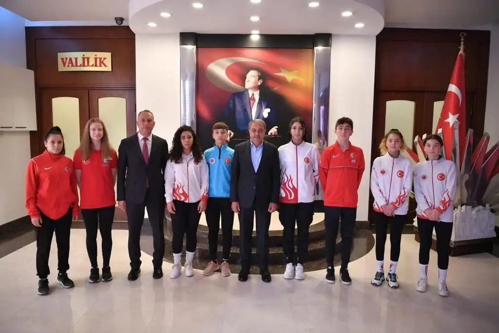 Balıkesir'in adını ulusal ve uluslararası spor müsabakalarında duyuran sporcular Vali Hasan Şıldak'la bir araya geldiler. Şıldak sporculara başarılarından kaynaklı hediyelerini takdim etti.