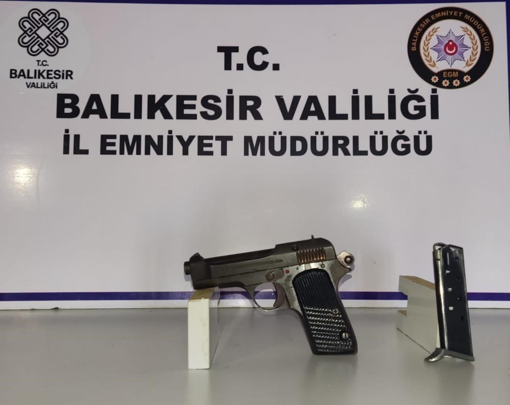 Balıkesir'de asayiş polisleri tarafından gerçekleştirilen operasyonlarda sonucunda il genelinde çeşitli suçlardan aranan 24 kişi gözaltına alındı. Gözaltına alınan 13 kişi adli makamlara sevk edilerek tutuklandı.