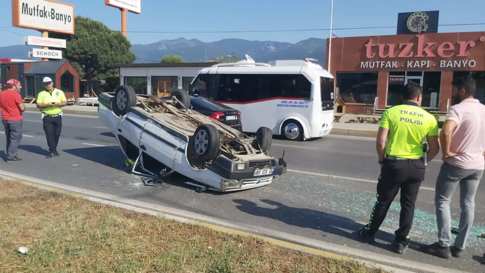 Balıkesir Edremit'te sol şeride geçmek isteyen kamyonete çarpan otomobil takla attı. Sürücü yaralandı.