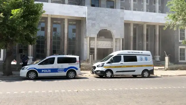 Balıkesir'in Edremit ilçesinde Cennetayağı Mahallesi İstasyon Caddesi'nde yapımı devam eden yeni kaymakamlık hizmet binası inşaatından düşerek yaralanan işçi hastaneye kaldırıldı.