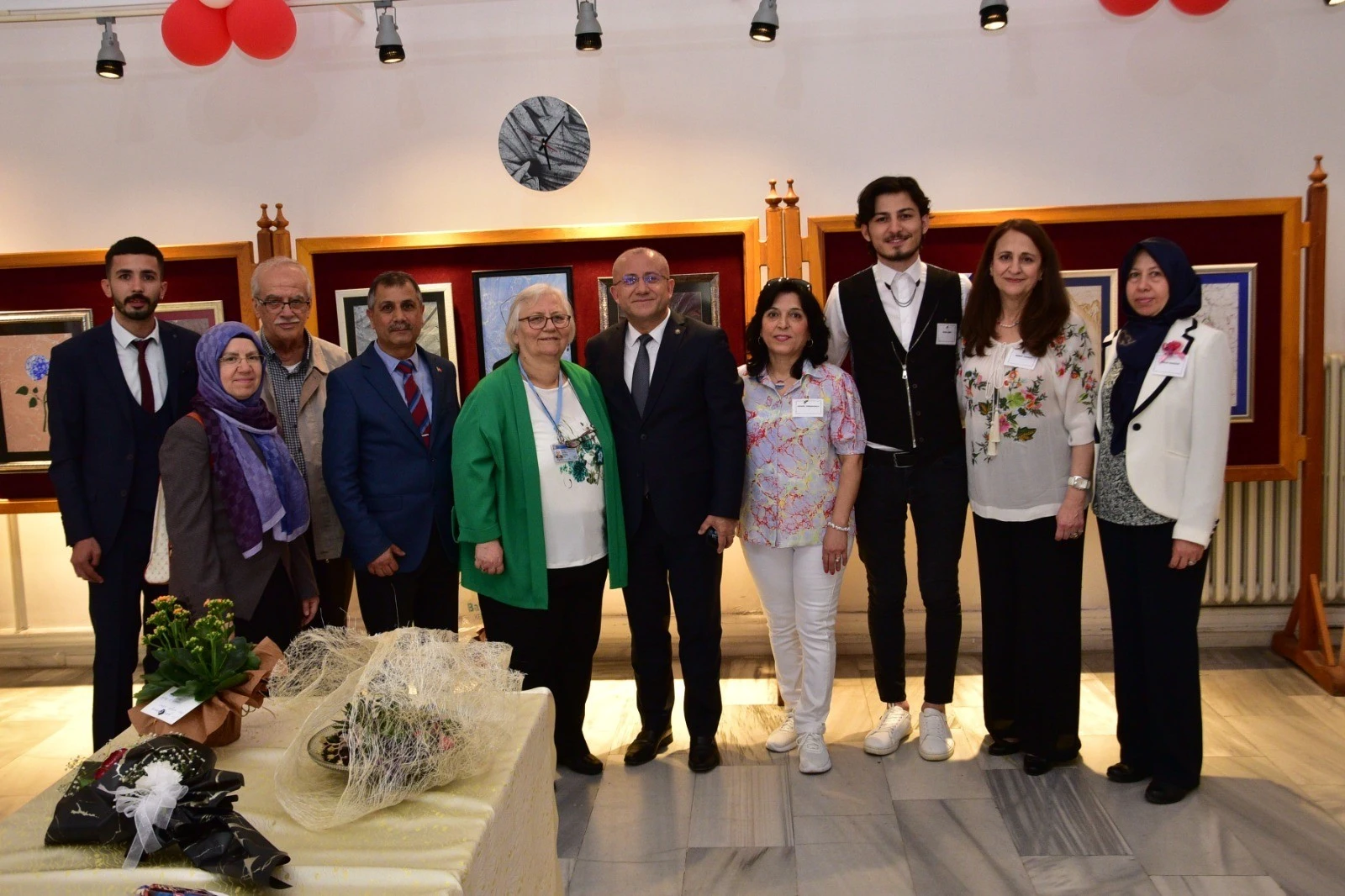 Yaşayan İnsan Hazinesi atıfı ile anılan Ebru Ustası Neliman Şentuna Özkarasu, öğrencileriyle birlikte hazırladığı eserlerini Devlet Güzel Sanatlar Galerisi Sergi Salonu