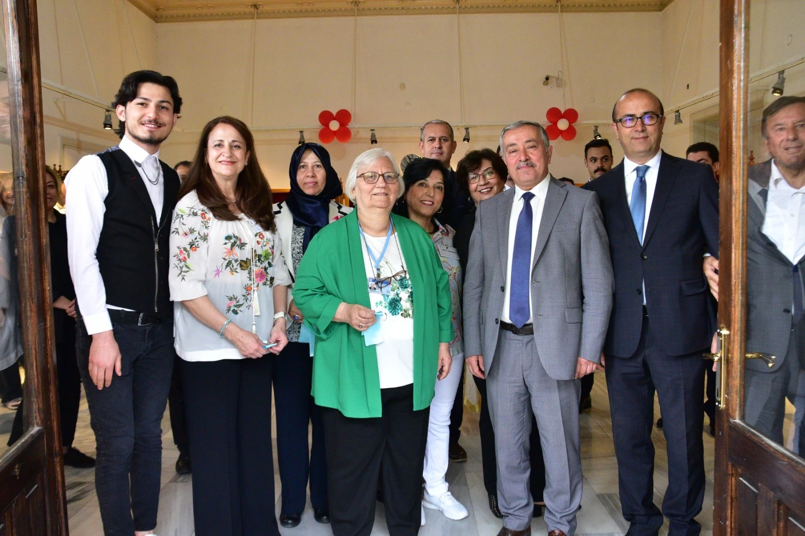 Yaşayan İnsan Hazinesi atıfı ile anılan Ebru Ustası Neliman Şentuna Özkarasu, öğrencileriyle birlikte hazırladığı eserlerini Devlet Güzel Sanatlar Galerisi Sergi Salonu