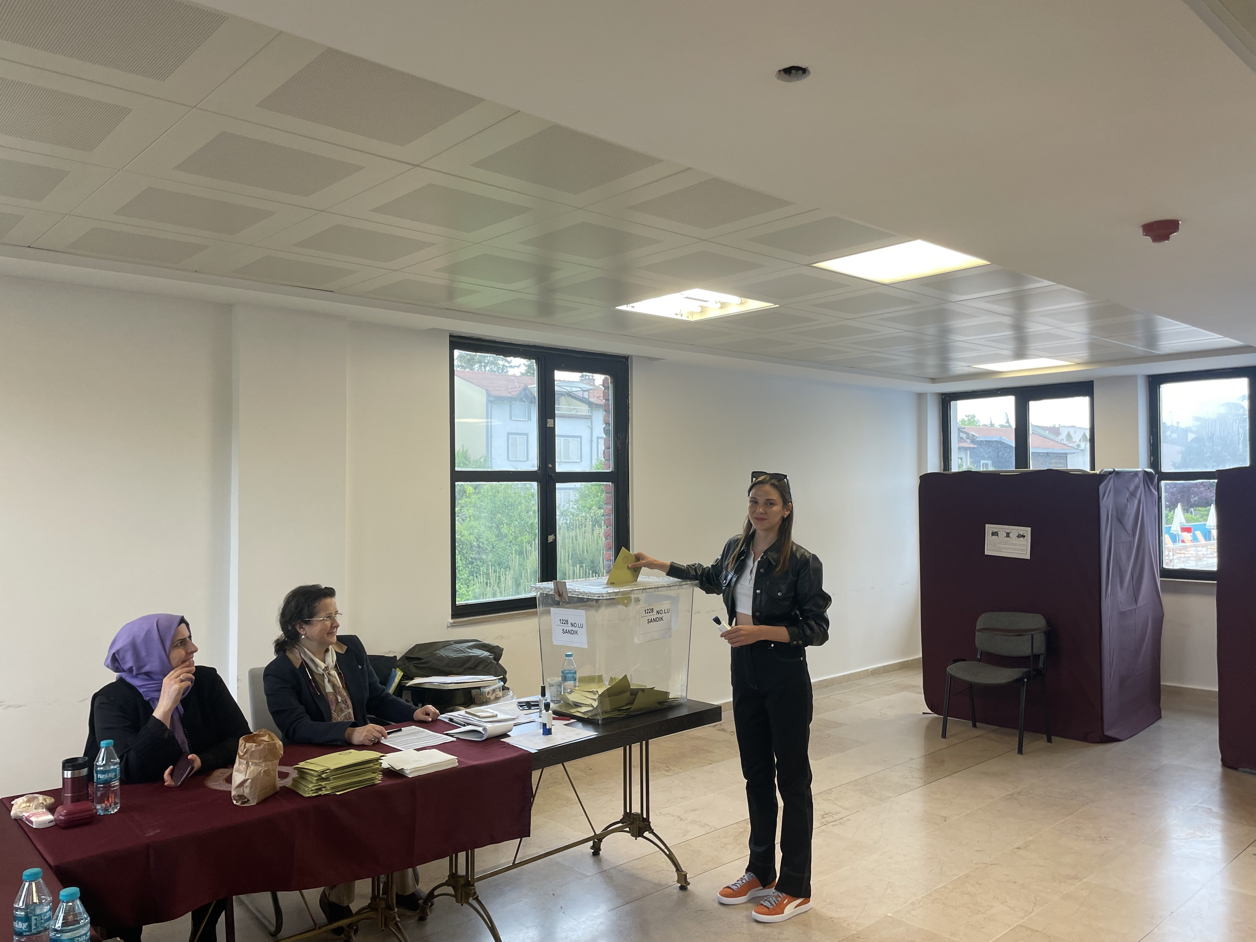 Oyuncu Alina Boz Cumhurbaşkanlığı seçimlerinin ikinci turu için oyunu Topkapı Üniversitesi'ne gelerek kullandı.