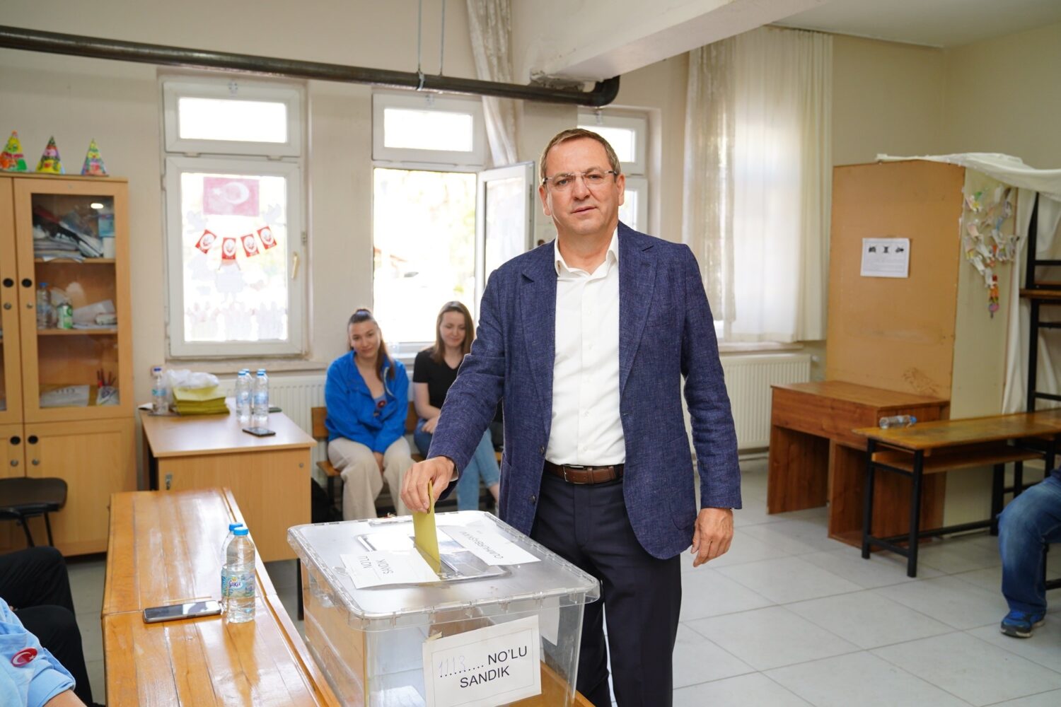 Ayvalık Belediye Başkanı Mesut Ergin, erken saatlerde Sarımsaklı Mecit Ataklı Ortaokulu’na gelerek eşi Canan Ergin ile birlikte oyunu kullandı.