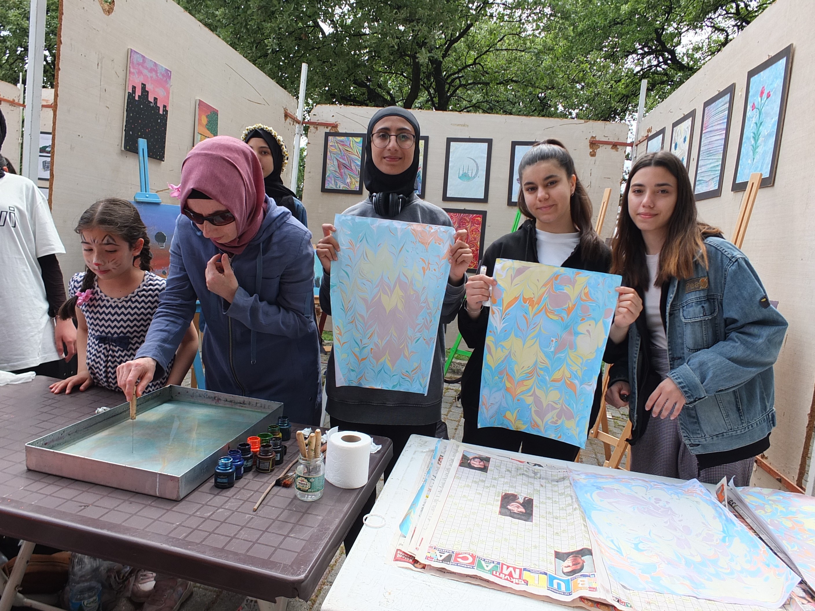 Burhaniye ilçesinde, Hacı Mehmet Fevzi Köylü Anadolu İmam Hatip Lisesi’nde düzenlenen Ebru Kursu ilgi gördü.