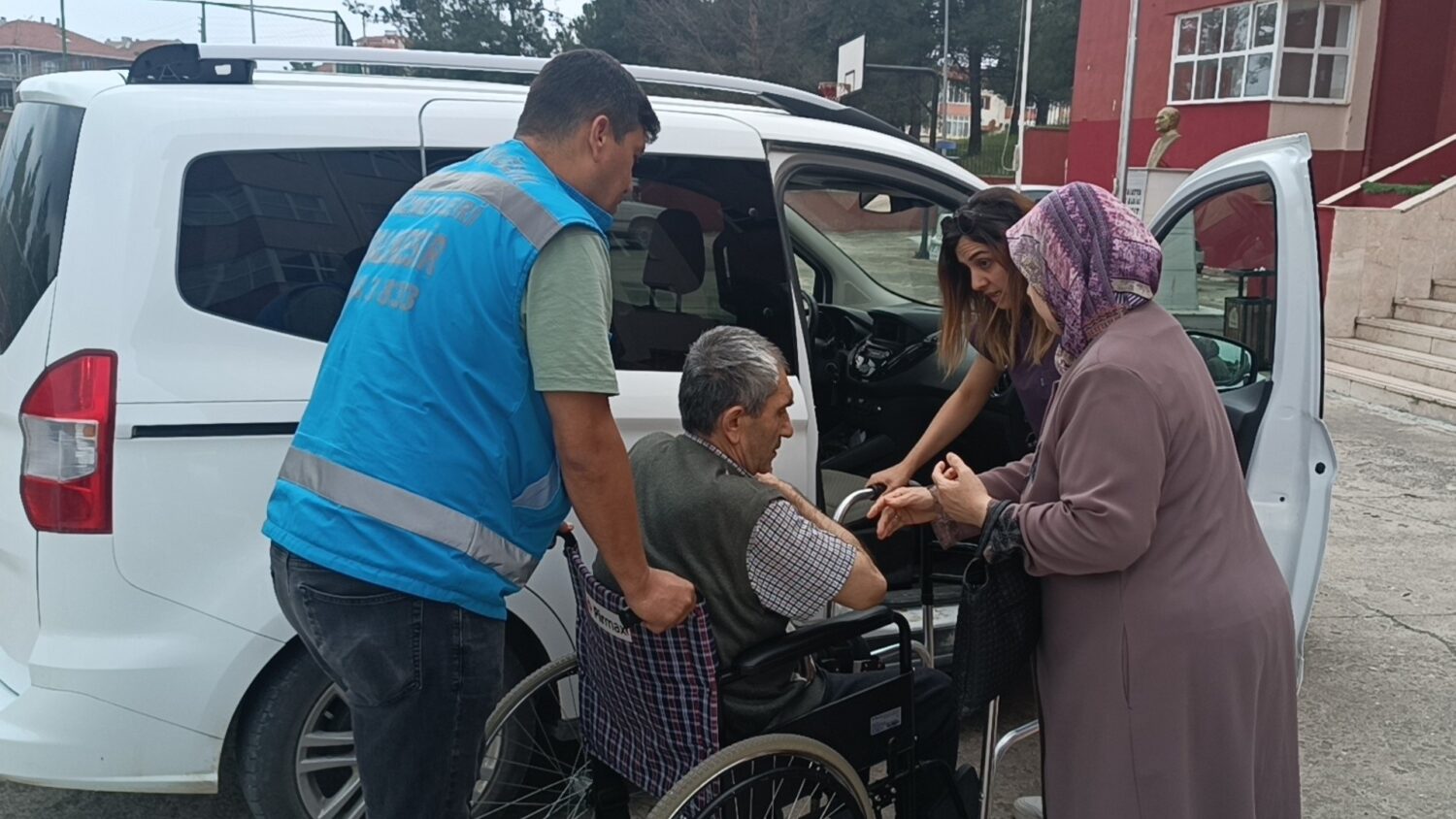 Sındırgı ilçesinde, oy kullanma işlemleri ve gezici sandık hizmetinin yanı sıra kendi imkanlarıyla oy kullanamayacak durumda olan yaşlı, engelli ve hasta vatandaşlar, Sındırgı Devlet Hastanesi ekipleri tarafından oy verecekleri merkezlere taşındı.