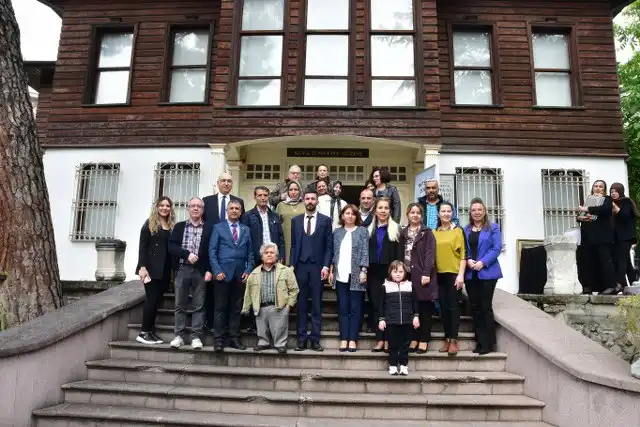 Balıkesir Kent Konseyi Engelsiz Şehir Balıkesir Meclisi ve Balıkesir İl Kültür ve Turizm Müdürlüğü işbirliğiyle, "10-16 Mayıs Dünya Engelliler Haftası" ve "Müzeler Haftası" etkinlikleri kapsamında, Atakan Elaldı ve Metehan Doğan'a ait karma sergiler Kuva-yı Milliye Müzesi'nde düzenlendi.